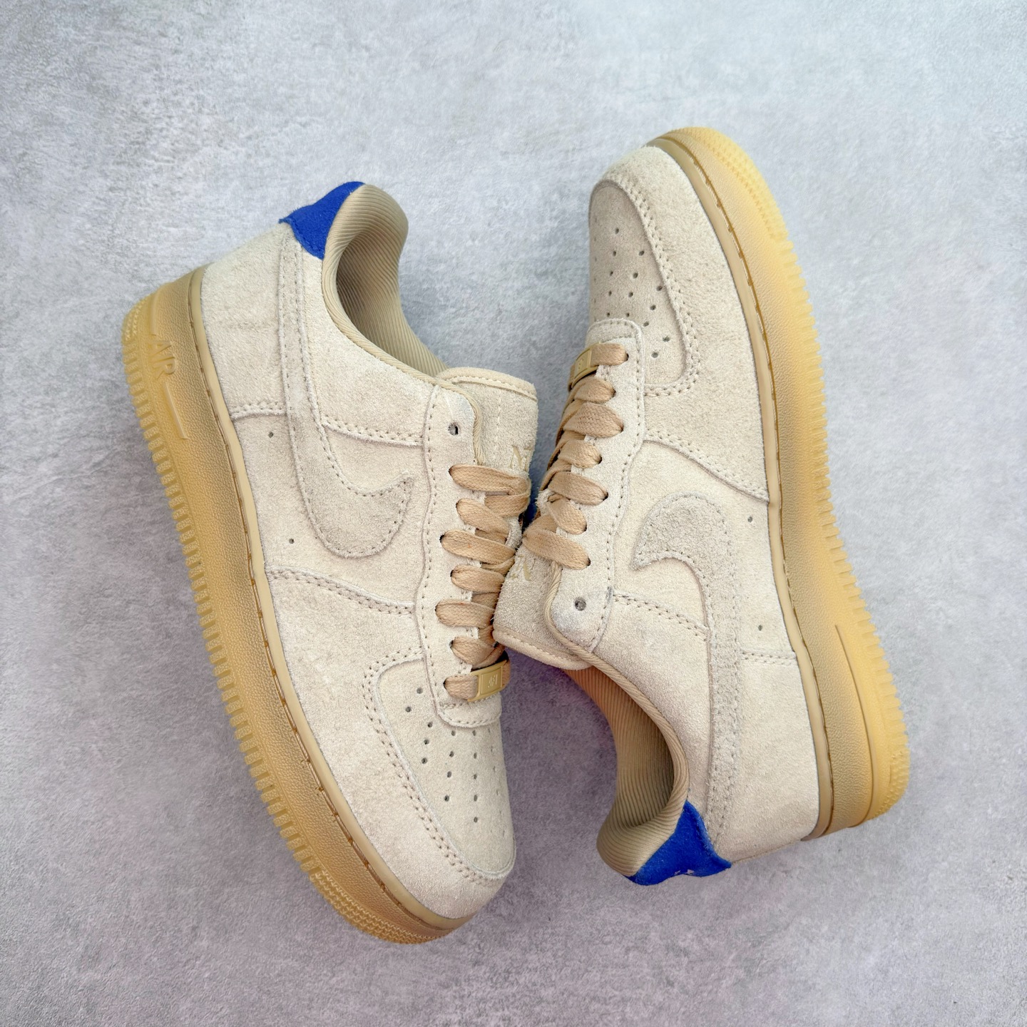 图片[3]-＃XT纯原 NK Air Force 1´07 Low 空军一号低帮百搭休闲运动板鞋 FN7202-224 顶级批次 2022全新楦头鞋型 鱼鳞大底 历时开发三个月 清洁度完美 二维码鞋标 内置芯片及solo气垫 大底高度及其弧度依照正品 钢印 logo刺绣 鞋口弧度 鞋头长度 鞋面冲孔 鞋垫背胶及钢印 完美鞋型对比正品 每一处都是细节满满 柔软、弹性十足的缓震性能和出色的中底设计 横跨复古与现代的外型结合 造就出风靡全球 三十多年的Force 1 直到今天还深受青睐 实拍调校N版已经零色差零失真 百分百还原实物色彩所见即所得 不存在货不对板色差等低级问题 选购参考实物拍摄 不混卖不参货 只用心做好货严格选品 承诺混一赔十 尺码：36 36.5 37.5 38 38.5 39 40 40.5 41 42 42.5 43 44 44.5 45-选品中心