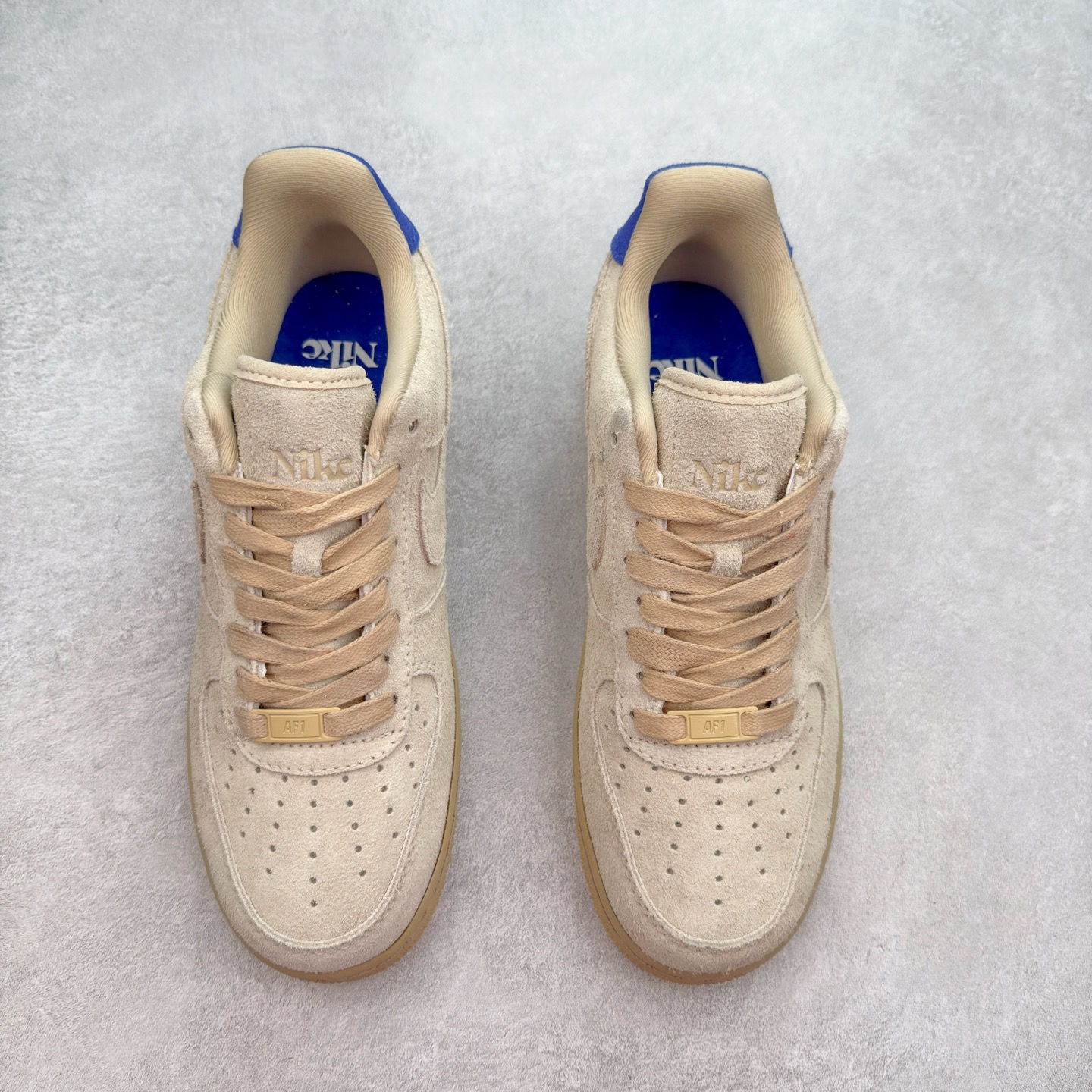 图片[2]-＃XT纯原 NK Air Force 1´07 Low 空军一号低帮百搭休闲运动板鞋 FN7202-224 顶级批次 2022全新楦头鞋型 鱼鳞大底 历时开发三个月 清洁度完美 二维码鞋标 内置芯片及solo气垫 大底高度及其弧度依照正品 钢印 logo刺绣 鞋口弧度 鞋头长度 鞋面冲孔 鞋垫背胶及钢印 完美鞋型对比正品 每一处都是细节满满 柔软、弹性十足的缓震性能和出色的中底设计 横跨复古与现代的外型结合 造就出风靡全球 三十多年的Force 1 直到今天还深受青睐 实拍调校N版已经零色差零失真 百分百还原实物色彩所见即所得 不存在货不对板色差等低级问题 选购参考实物拍摄 不混卖不参货 只用心做好货严格选品 承诺混一赔十 尺码：36 36.5 37.5 38 38.5 39 40 40.5 41 42 42.5 43 44 44.5 45-选品中心