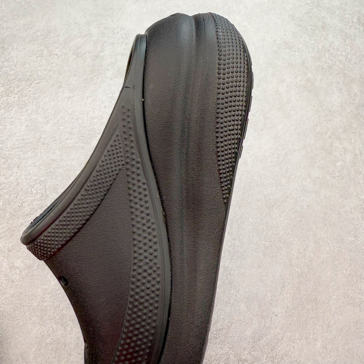 图片[7]-＃DG莞产 Crocs Classic Clog 卡骆驰休闲沙滩洞洞鞋拖鞋一字拖泡芙鞋 透明防水袋包装 注意配件需单独购买 超轻Croslite专利材料打造 鞋面更加耐用易清洗 该鞋款轻盈舒适 2002年 经典克骆格诞生 秉承外形简单 穿着舒适的初衷 不断为消费者带来舒适的穿着体验 穿出“趣”味 鞋面洞洞可搭彰显个性的智必星 一鞋两穿 可调节式后跟带增添鞋身的稳固性能 放前面变成愜意舒适的凉拖 放后面行走跑跳更加稳妥 Croslite ™材料 封闭式细胞树脂 能够在体温作用下自动变形以适应脚部形状 涉水性优秀的同时易于清洁 抓地力强 不易打滑 Crocs的核心理念：轻便 灵活 全方位的舒适感 同步官方尺码：M4（36-37） M5（37-38）M6（38-39）M7（39-40）-选品中心