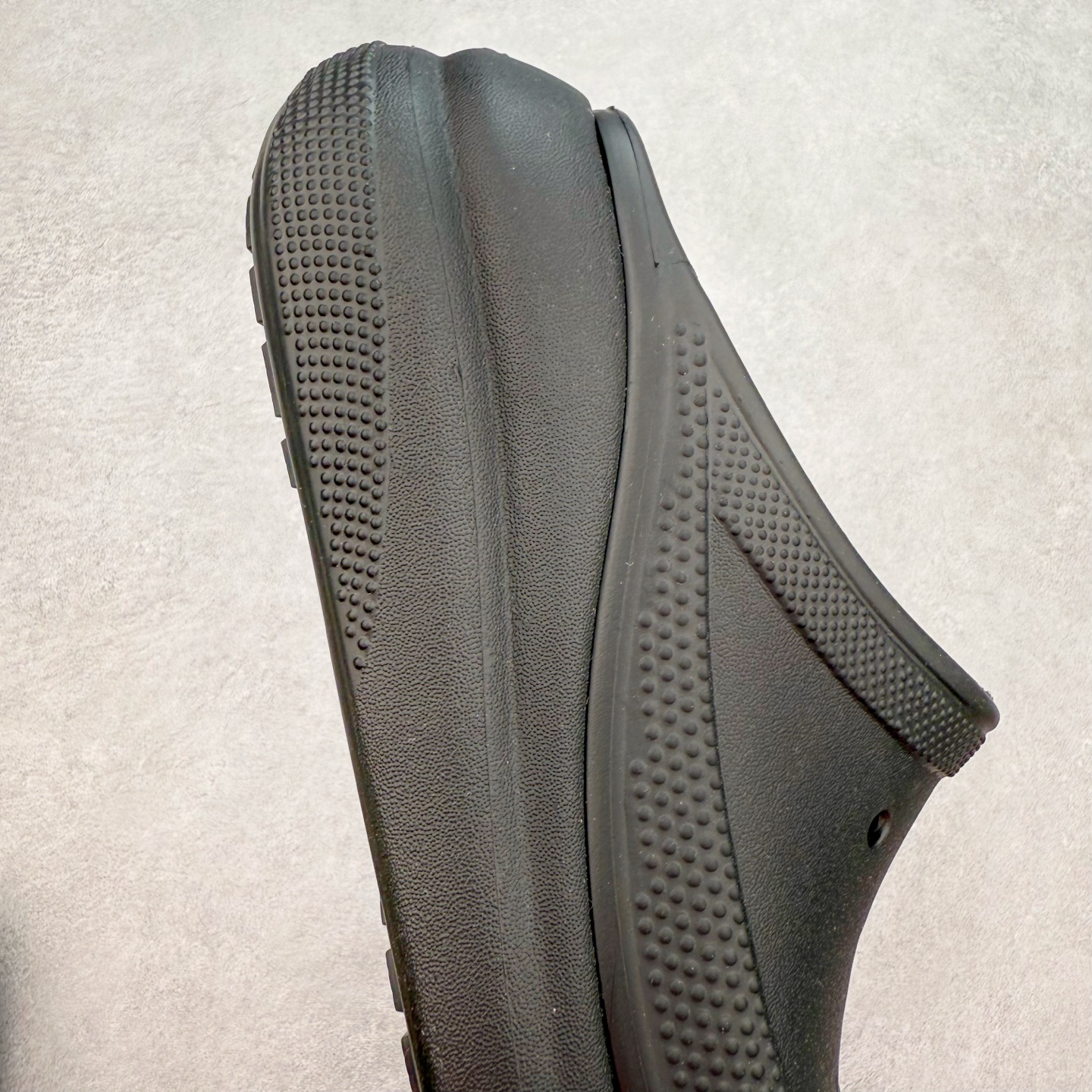 图片[6]-＃DG莞产 Crocs Classic Clog 卡骆驰休闲沙滩洞洞鞋拖鞋一字拖泡芙鞋 透明防水袋包装 注意配件需单独购买 超轻Croslite专利材料打造 鞋面更加耐用易清洗 该鞋款轻盈舒适 2002年 经典克骆格诞生 秉承外形简单 穿着舒适的初衷 不断为消费者带来舒适的穿着体验 穿出“趣”味 鞋面洞洞可搭彰显个性的智必星 一鞋两穿 可调节式后跟带增添鞋身的稳固性能 放前面变成愜意舒适的凉拖 放后面行走跑跳更加稳妥 Croslite ™材料 封闭式细胞树脂 能够在体温作用下自动变形以适应脚部形状 涉水性优秀的同时易于清洁 抓地力强 不易打滑 Crocs的核心理念：轻便 灵活 全方位的舒适感 同步官方尺码：M4（36-37） M5（37-38）M6（38-39）M7（39-40）-选品中心