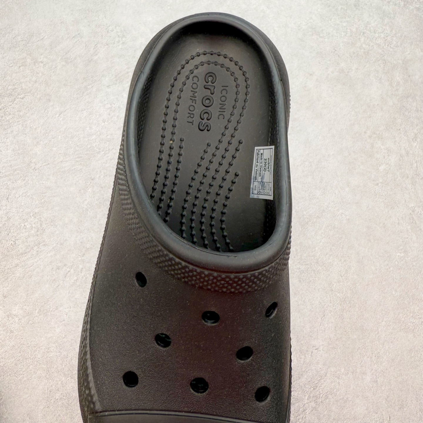 图片[5]-＃DG莞产 Crocs Classic Clog 卡骆驰休闲沙滩洞洞鞋拖鞋一字拖泡芙鞋 透明防水袋包装 注意配件需单独购买 超轻Croslite专利材料打造 鞋面更加耐用易清洗 该鞋款轻盈舒适 2002年 经典克骆格诞生 秉承外形简单 穿着舒适的初衷 不断为消费者带来舒适的穿着体验 穿出“趣”味 鞋面洞洞可搭彰显个性的智必星 一鞋两穿 可调节式后跟带增添鞋身的稳固性能 放前面变成愜意舒适的凉拖 放后面行走跑跳更加稳妥 Croslite ™材料 封闭式细胞树脂 能够在体温作用下自动变形以适应脚部形状 涉水性优秀的同时易于清洁 抓地力强 不易打滑 Crocs的核心理念：轻便 灵活 全方位的舒适感 同步官方尺码：M4（36-37） M5（37-38）M6（38-39）M7（39-40）-选品中心