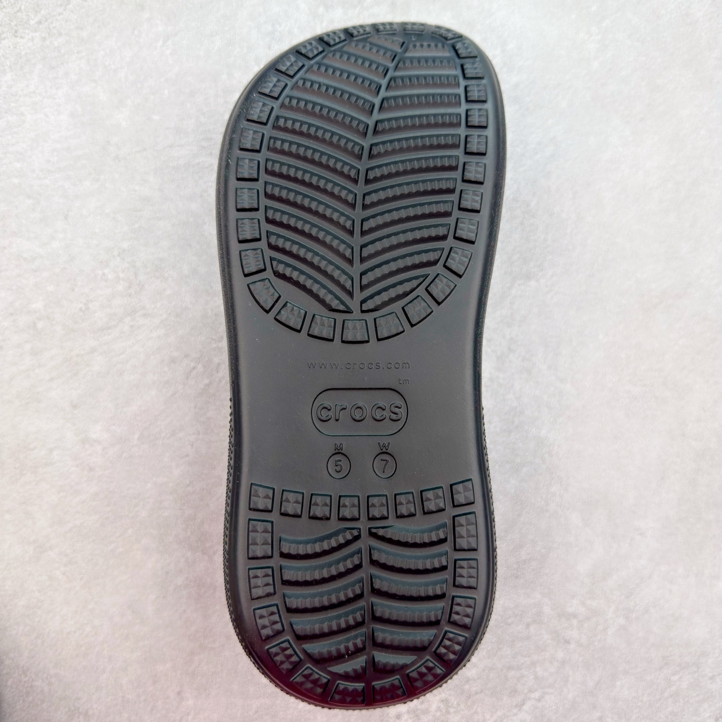 图片[9]-＃DG莞产 Crocs Classic Clog 卡骆驰休闲沙滩洞洞鞋拖鞋一字拖泡芙鞋 透明防水袋包装 注意配件需单独购买 超轻Croslite专利材料打造 鞋面更加耐用易清洗 该鞋款轻盈舒适 2002年 经典克骆格诞生 秉承外形简单 穿着舒适的初衷 不断为消费者带来舒适的穿着体验 穿出“趣”味 鞋面洞洞可搭彰显个性的智必星 一鞋两穿 可调节式后跟带增添鞋身的稳固性能 放前面变成愜意舒适的凉拖 放后面行走跑跳更加稳妥 Croslite ™材料 封闭式细胞树脂 能够在体温作用下自动变形以适应脚部形状 涉水性优秀的同时易于清洁 抓地力强 不易打滑 Crocs的核心理念：轻便 灵活 全方位的舒适感 同步官方尺码：M4（36-37） M5（37-38）M6（38-39）M7（39-40）-选品中心