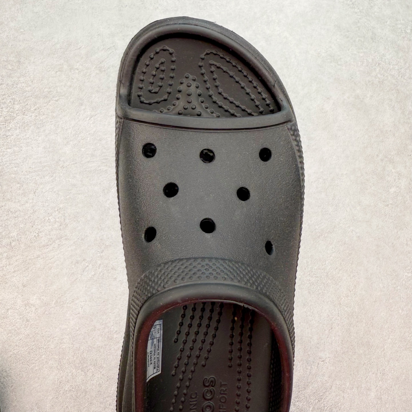 图片[4]-＃DG莞产 Crocs Classic Clog 卡骆驰休闲沙滩洞洞鞋拖鞋一字拖泡芙鞋 透明防水袋包装 注意配件需单独购买 超轻Croslite专利材料打造 鞋面更加耐用易清洗 该鞋款轻盈舒适 2002年 经典克骆格诞生 秉承外形简单 穿着舒适的初衷 不断为消费者带来舒适的穿着体验 穿出“趣”味 鞋面洞洞可搭彰显个性的智必星 一鞋两穿 可调节式后跟带增添鞋身的稳固性能 放前面变成愜意舒适的凉拖 放后面行走跑跳更加稳妥 Croslite ™材料 封闭式细胞树脂 能够在体温作用下自动变形以适应脚部形状 涉水性优秀的同时易于清洁 抓地力强 不易打滑 Crocs的核心理念：轻便 灵活 全方位的舒适感 同步官方尺码：M4（36-37） M5（37-38）M6（38-39）M7（39-40）-选品中心