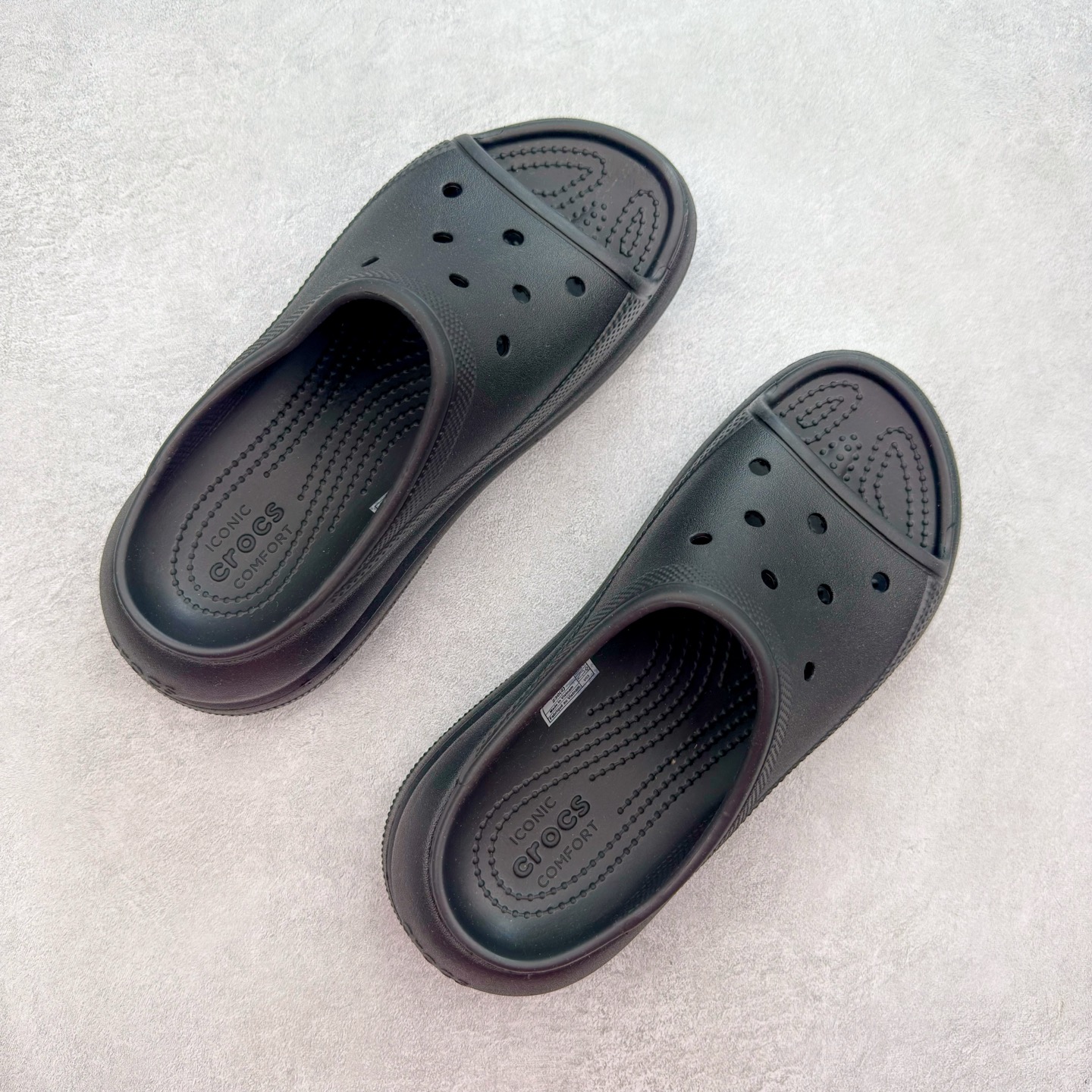 图片[3]-＃DG莞产 Crocs Classic Clog 卡骆驰休闲沙滩洞洞鞋拖鞋一字拖泡芙鞋 透明防水袋包装 注意配件需单独购买 超轻Croslite专利材料打造 鞋面更加耐用易清洗 该鞋款轻盈舒适 2002年 经典克骆格诞生 秉承外形简单 穿着舒适的初衷 不断为消费者带来舒适的穿着体验 穿出“趣”味 鞋面洞洞可搭彰显个性的智必星 一鞋两穿 可调节式后跟带增添鞋身的稳固性能 放前面变成愜意舒适的凉拖 放后面行走跑跳更加稳妥 Croslite ™材料 封闭式细胞树脂 能够在体温作用下自动变形以适应脚部形状 涉水性优秀的同时易于清洁 抓地力强 不易打滑 Crocs的核心理念：轻便 灵活 全方位的舒适感 同步官方尺码：M4（36-37） M5（37-38）M6（38-39）M7（39-40）-选品中心