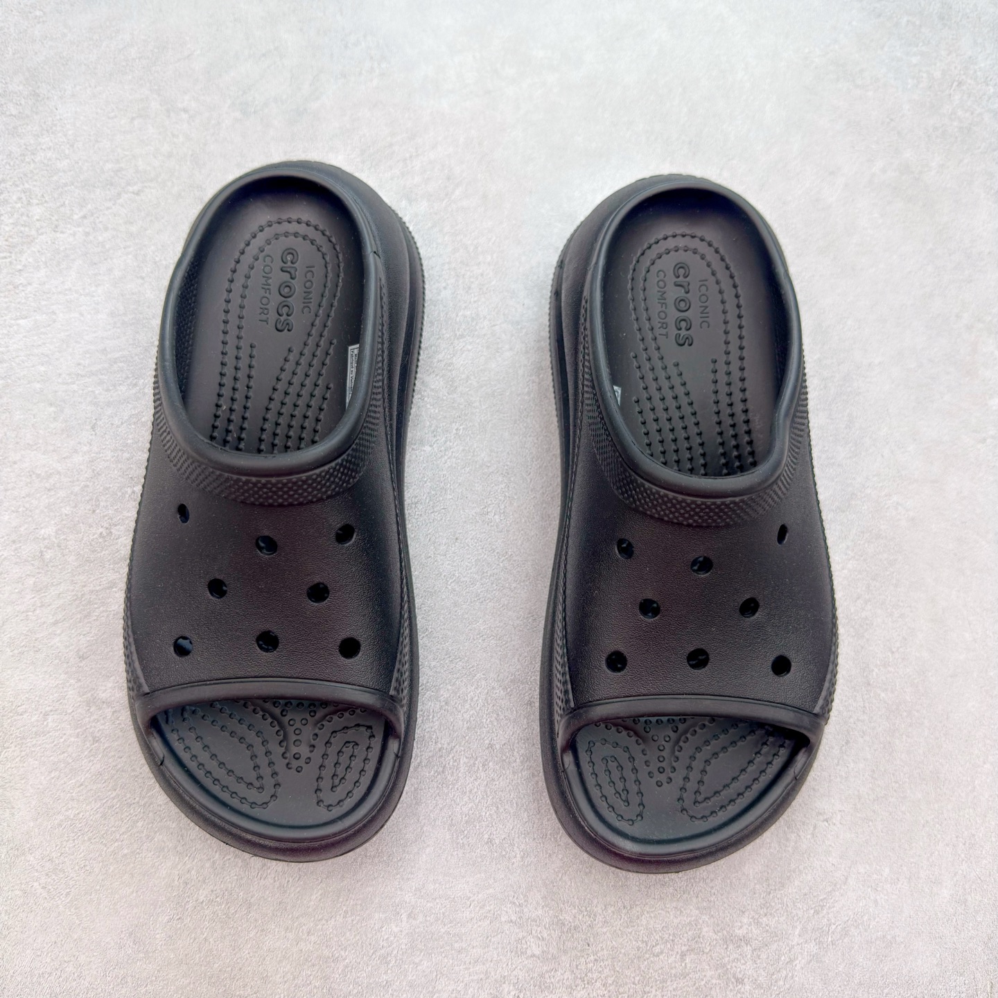 图片[2]-＃DG莞产 Crocs Classic Clog 卡骆驰休闲沙滩洞洞鞋拖鞋一字拖泡芙鞋 透明防水袋包装 注意配件需单独购买 超轻Croslite专利材料打造 鞋面更加耐用易清洗 该鞋款轻盈舒适 2002年 经典克骆格诞生 秉承外形简单 穿着舒适的初衷 不断为消费者带来舒适的穿着体验 穿出“趣”味 鞋面洞洞可搭彰显个性的智必星 一鞋两穿 可调节式后跟带增添鞋身的稳固性能 放前面变成愜意舒适的凉拖 放后面行走跑跳更加稳妥 Croslite ™材料 封闭式细胞树脂 能够在体温作用下自动变形以适应脚部形状 涉水性优秀的同时易于清洁 抓地力强 不易打滑 Crocs的核心理念：轻便 灵活 全方位的舒适感 同步官方尺码：M4（36-37） M5（37-38）M6（38-39）M7（39-40）-选品中心