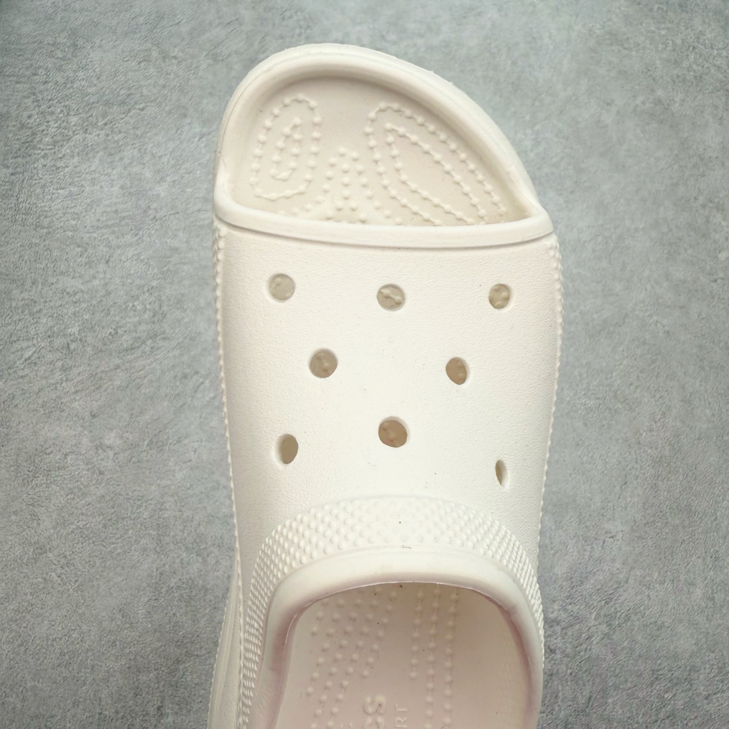 图片[4]-＃DG莞产 Crocs Classic Clog 卡骆驰休闲沙滩洞洞鞋拖鞋一字拖泡芙鞋 透明防水袋包装 注意配件需单独购买 超轻Croslite专利材料打造 鞋面更加耐用易清洗 该鞋款轻盈舒适 2002年 经典克骆格诞生 秉承外形简单 穿着舒适的初衷 不断为消费者带来舒适的穿着体验 穿出“趣”味 鞋面洞洞可搭彰显个性的智必星 一鞋两穿 可调节式后跟带增添鞋身的稳固性能 放前面变成愜意舒适的凉拖 放后面行走跑跳更加稳妥 Croslite ™材料 封闭式细胞树脂 能够在体温作用下自动变形以适应脚部形状 涉水性优秀的同时易于清洁 抓地力强 不易打滑 Crocs的核心理念：轻便 灵活 全方位的舒适感 同步官方尺码：M4（36-37） M5（37-38）M6（38-39）M7（39-40）-选品中心