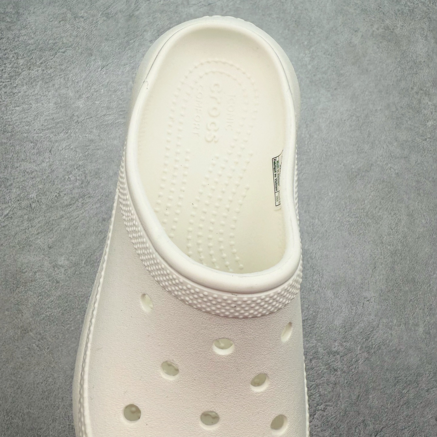 图片[5]-＃DG莞产 Crocs Classic Clog 卡骆驰休闲沙滩洞洞鞋拖鞋一字拖泡芙鞋 透明防水袋包装 注意配件需单独购买 超轻Croslite专利材料打造 鞋面更加耐用易清洗 该鞋款轻盈舒适 2002年 经典克骆格诞生 秉承外形简单 穿着舒适的初衷 不断为消费者带来舒适的穿着体验 穿出“趣”味 鞋面洞洞可搭彰显个性的智必星 一鞋两穿 可调节式后跟带增添鞋身的稳固性能 放前面变成愜意舒适的凉拖 放后面行走跑跳更加稳妥 Croslite ™材料 封闭式细胞树脂 能够在体温作用下自动变形以适应脚部形状 涉水性优秀的同时易于清洁 抓地力强 不易打滑 Crocs的核心理念：轻便 灵活 全方位的舒适感 同步官方尺码：M4（36-37） M5（37-38）M6（38-39）M7（39-40）-选品中心