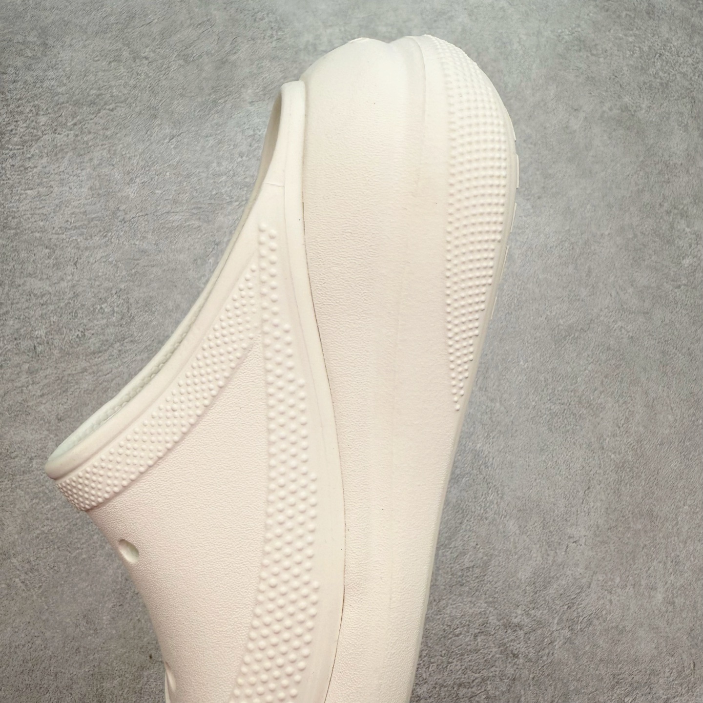 图片[7]-＃DG莞产 Crocs Classic Clog 卡骆驰休闲沙滩洞洞鞋拖鞋一字拖泡芙鞋 透明防水袋包装 注意配件需单独购买 超轻Croslite专利材料打造 鞋面更加耐用易清洗 该鞋款轻盈舒适 2002年 经典克骆格诞生 秉承外形简单 穿着舒适的初衷 不断为消费者带来舒适的穿着体验 穿出“趣”味 鞋面洞洞可搭彰显个性的智必星 一鞋两穿 可调节式后跟带增添鞋身的稳固性能 放前面变成愜意舒适的凉拖 放后面行走跑跳更加稳妥 Croslite ™材料 封闭式细胞树脂 能够在体温作用下自动变形以适应脚部形状 涉水性优秀的同时易于清洁 抓地力强 不易打滑 Crocs的核心理念：轻便 灵活 全方位的舒适感 同步官方尺码：M4（36-37） M5（37-38）M6（38-39）M7（39-40）-选品中心