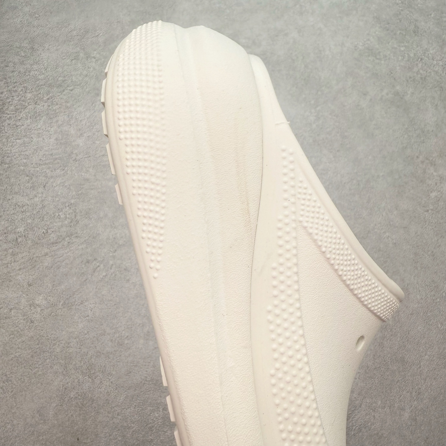 图片[6]-＃DG莞产 Crocs Classic Clog 卡骆驰休闲沙滩洞洞鞋拖鞋一字拖泡芙鞋 透明防水袋包装 注意配件需单独购买 超轻Croslite专利材料打造 鞋面更加耐用易清洗 该鞋款轻盈舒适 2002年 经典克骆格诞生 秉承外形简单 穿着舒适的初衷 不断为消费者带来舒适的穿着体验 穿出“趣”味 鞋面洞洞可搭彰显个性的智必星 一鞋两穿 可调节式后跟带增添鞋身的稳固性能 放前面变成愜意舒适的凉拖 放后面行走跑跳更加稳妥 Croslite ™材料 封闭式细胞树脂 能够在体温作用下自动变形以适应脚部形状 涉水性优秀的同时易于清洁 抓地力强 不易打滑 Crocs的核心理念：轻便 灵活 全方位的舒适感 同步官方尺码：M4（36-37） M5（37-38）M6（38-39）M7（39-40）-选品中心