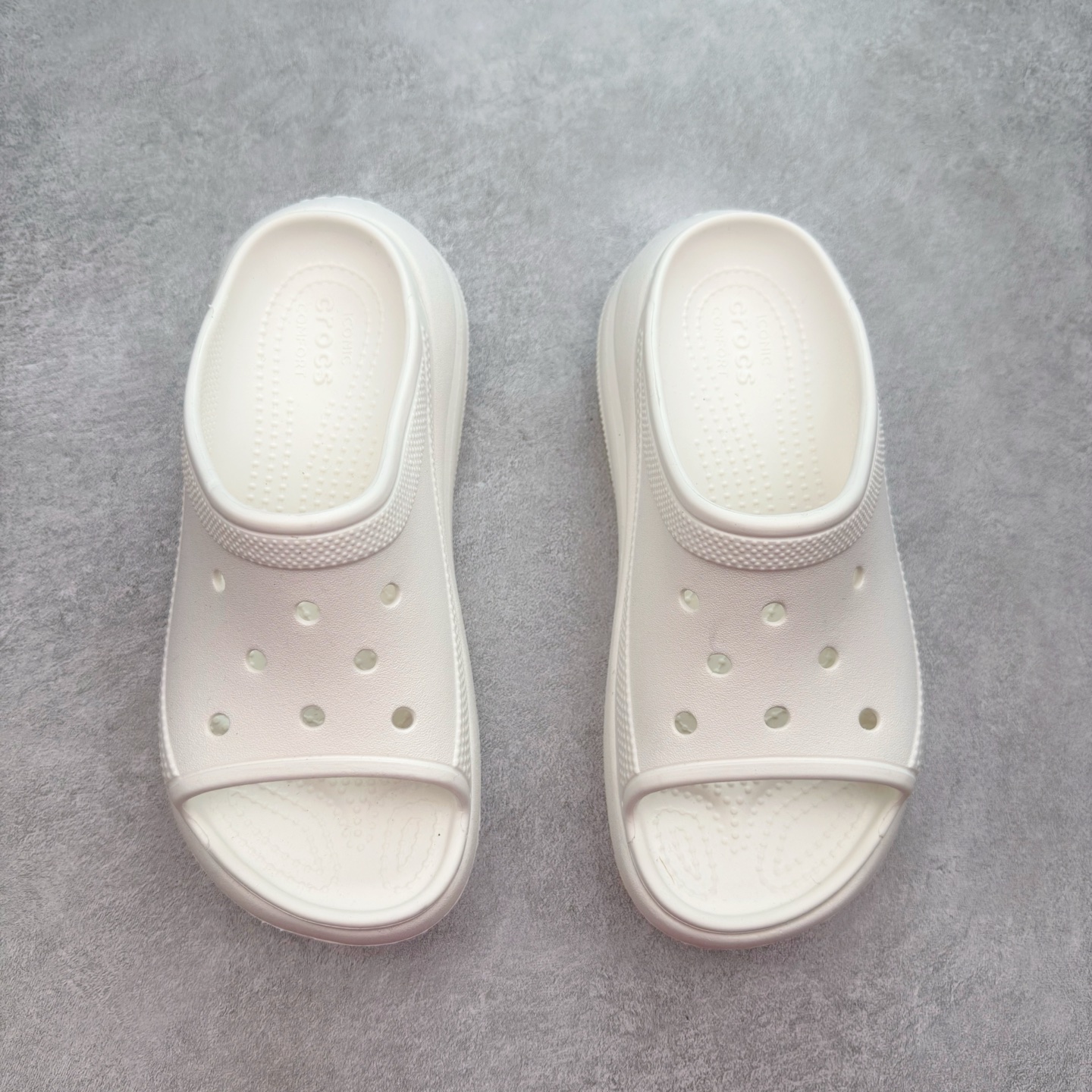 图片[2]-＃DG莞产 Crocs Classic Clog 卡骆驰休闲沙滩洞洞鞋拖鞋一字拖泡芙鞋 透明防水袋包装 注意配件需单独购买 超轻Croslite专利材料打造 鞋面更加耐用易清洗 该鞋款轻盈舒适 2002年 经典克骆格诞生 秉承外形简单 穿着舒适的初衷 不断为消费者带来舒适的穿着体验 穿出“趣”味 鞋面洞洞可搭彰显个性的智必星 一鞋两穿 可调节式后跟带增添鞋身的稳固性能 放前面变成愜意舒适的凉拖 放后面行走跑跳更加稳妥 Croslite ™材料 封闭式细胞树脂 能够在体温作用下自动变形以适应脚部形状 涉水性优秀的同时易于清洁 抓地力强 不易打滑 Crocs的核心理念：轻便 灵活 全方位的舒适感 同步官方尺码：M4（36-37） M5（37-38）M6（38-39）M7（39-40）-选品中心