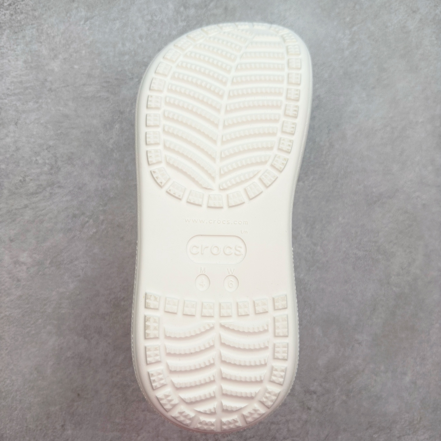 图片[9]-＃DG莞产 Crocs Classic Clog 卡骆驰休闲沙滩洞洞鞋拖鞋一字拖泡芙鞋 透明防水袋包装 注意配件需单独购买 超轻Croslite专利材料打造 鞋面更加耐用易清洗 该鞋款轻盈舒适 2002年 经典克骆格诞生 秉承外形简单 穿着舒适的初衷 不断为消费者带来舒适的穿着体验 穿出“趣”味 鞋面洞洞可搭彰显个性的智必星 一鞋两穿 可调节式后跟带增添鞋身的稳固性能 放前面变成愜意舒适的凉拖 放后面行走跑跳更加稳妥 Croslite ™材料 封闭式细胞树脂 能够在体温作用下自动变形以适应脚部形状 涉水性优秀的同时易于清洁 抓地力强 不易打滑 Crocs的核心理念：轻便 灵活 全方位的舒适感 同步官方尺码：M4（36-37） M5（37-38）M6（38-39）M7（39-40）-选品中心