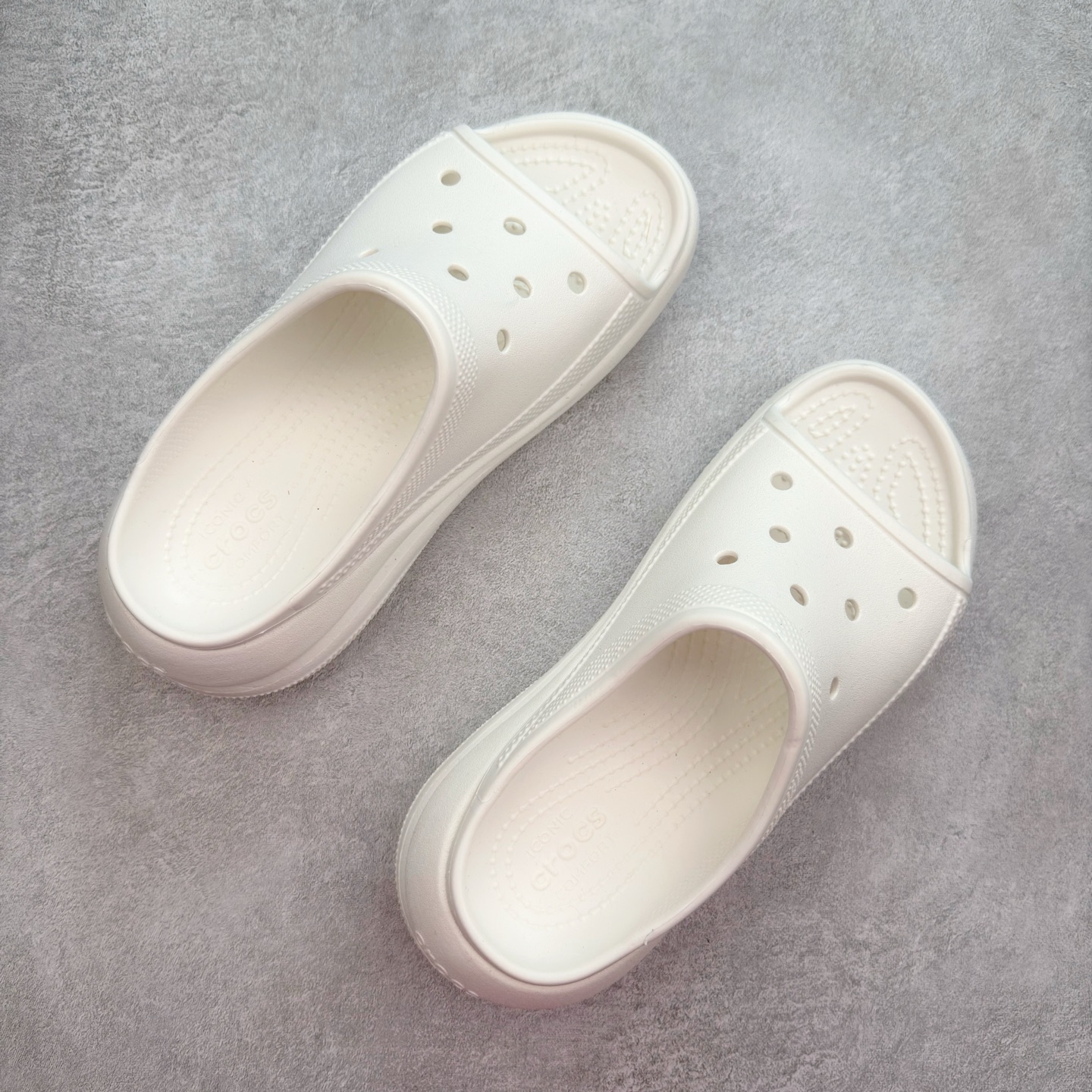 图片[3]-＃DG莞产 Crocs Classic Clog 卡骆驰休闲沙滩洞洞鞋拖鞋一字拖泡芙鞋 透明防水袋包装 注意配件需单独购买 超轻Croslite专利材料打造 鞋面更加耐用易清洗 该鞋款轻盈舒适 2002年 经典克骆格诞生 秉承外形简单 穿着舒适的初衷 不断为消费者带来舒适的穿着体验 穿出“趣”味 鞋面洞洞可搭彰显个性的智必星 一鞋两穿 可调节式后跟带增添鞋身的稳固性能 放前面变成愜意舒适的凉拖 放后面行走跑跳更加稳妥 Croslite ™材料 封闭式细胞树脂 能够在体温作用下自动变形以适应脚部形状 涉水性优秀的同时易于清洁 抓地力强 不易打滑 Crocs的核心理念：轻便 灵活 全方位的舒适感 同步官方尺码：M4（36-37） M5（37-38）M6（38-39）M7（39-40）-选品中心