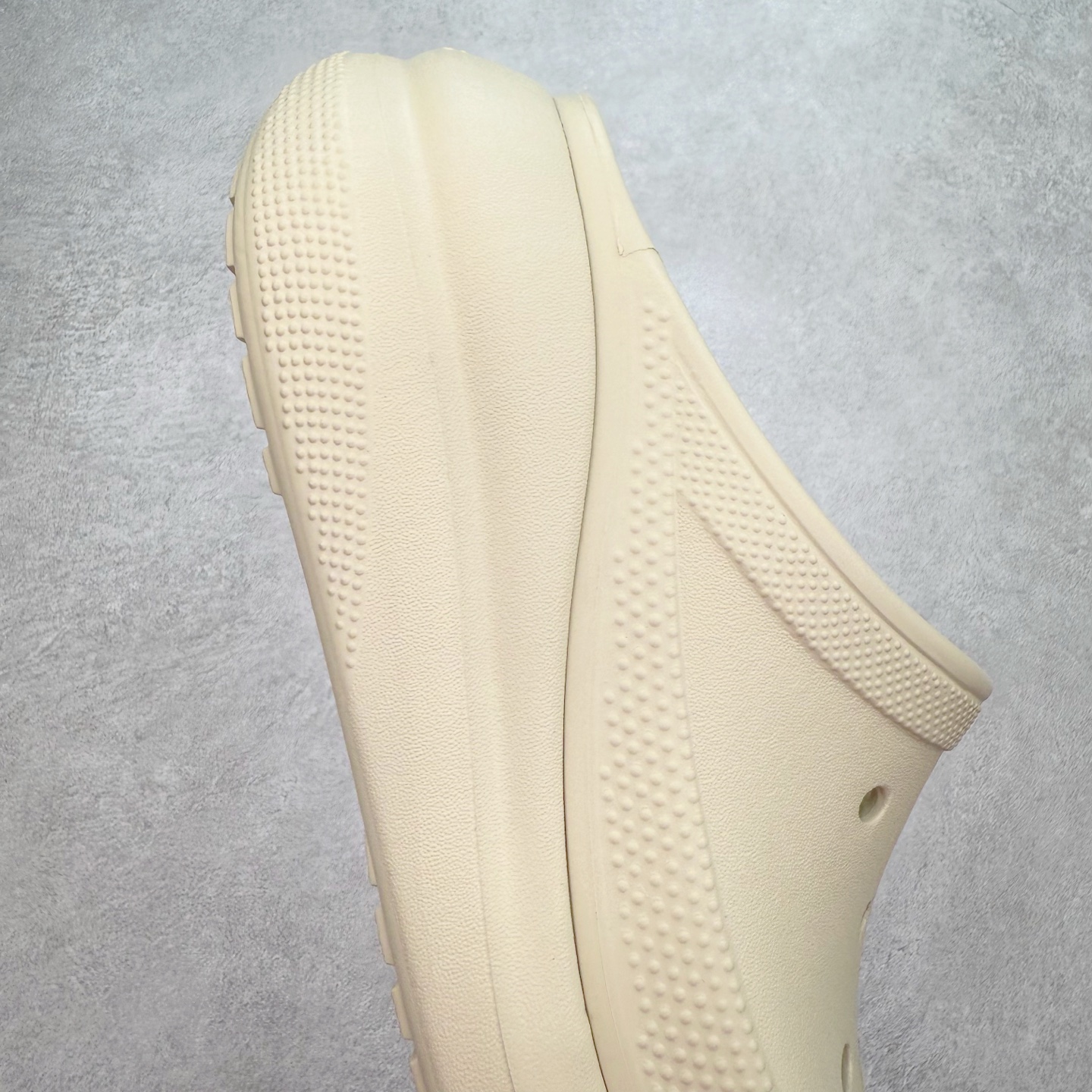 图片[6]-＃DG莞产 Crocs Classic Clog 卡骆驰休闲沙滩洞洞鞋拖鞋一字拖泡芙鞋 透明防水袋包装 注意配件需单独购买 超轻Croslite专利材料打造 鞋面更加耐用易清洗 该鞋款轻盈舒适 2002年 经典克骆格诞生 秉承外形简单 穿着舒适的初衷 不断为消费者带来舒适的穿着体验 穿出“趣”味 鞋面洞洞可搭彰显个性的智必星 一鞋两穿 可调节式后跟带增添鞋身的稳固性能 放前面变成愜意舒适的凉拖 放后面行走跑跳更加稳妥 Croslite ™材料 封闭式细胞树脂 能够在体温作用下自动变形以适应脚部形状 涉水性优秀的同时易于清洁 抓地力强 不易打滑 Crocs的核心理念：轻便 灵活 全方位的舒适感 同步官方尺码：M4（36-37） M5（37-38）M6（38-39）M7（39-40）-选品中心