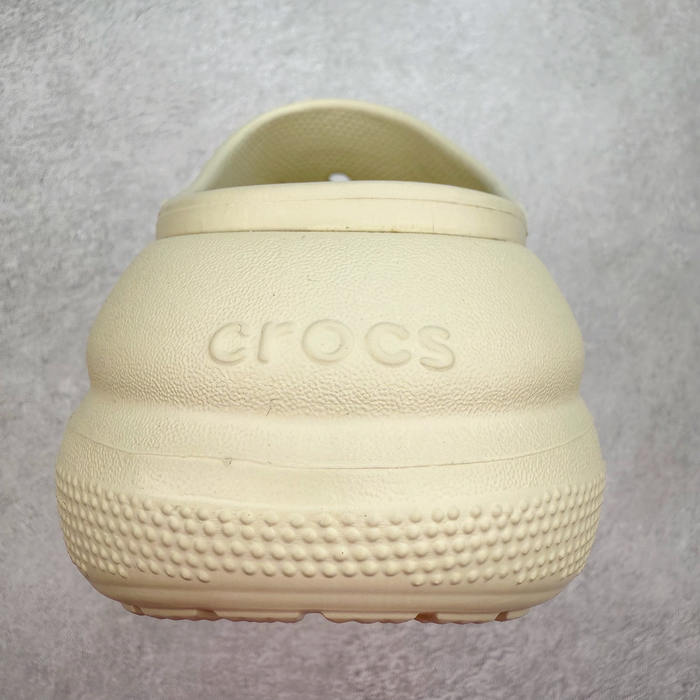 图片[8]-＃DG莞产 Crocs Classic Clog 卡骆驰休闲沙滩洞洞鞋拖鞋一字拖泡芙鞋 透明防水袋包装 注意配件需单独购买 超轻Croslite专利材料打造 鞋面更加耐用易清洗 该鞋款轻盈舒适 2002年 经典克骆格诞生 秉承外形简单 穿着舒适的初衷 不断为消费者带来舒适的穿着体验 穿出“趣”味 鞋面洞洞可搭彰显个性的智必星 一鞋两穿 可调节式后跟带增添鞋身的稳固性能 放前面变成愜意舒适的凉拖 放后面行走跑跳更加稳妥 Croslite ™材料 封闭式细胞树脂 能够在体温作用下自动变形以适应脚部形状 涉水性优秀的同时易于清洁 抓地力强 不易打滑 Crocs的核心理念：轻便 灵活 全方位的舒适感 同步官方尺码：M4（36-37） M5（37-38）M6（38-39）M7（39-40）-选品中心