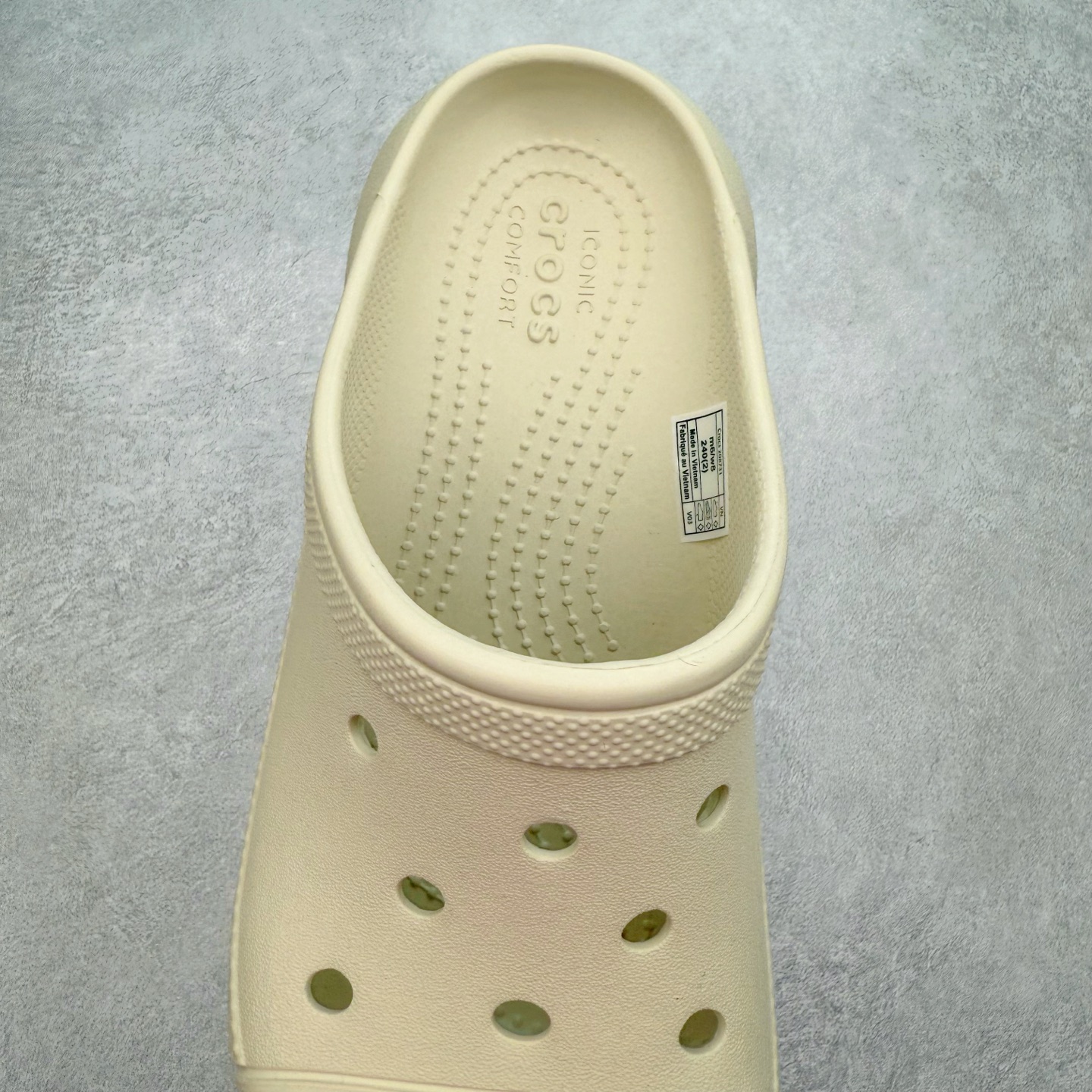 图片[5]-＃DG莞产 Crocs Classic Clog 卡骆驰休闲沙滩洞洞鞋拖鞋一字拖泡芙鞋 透明防水袋包装 注意配件需单独购买 超轻Croslite专利材料打造 鞋面更加耐用易清洗 该鞋款轻盈舒适 2002年 经典克骆格诞生 秉承外形简单 穿着舒适的初衷 不断为消费者带来舒适的穿着体验 穿出“趣”味 鞋面洞洞可搭彰显个性的智必星 一鞋两穿 可调节式后跟带增添鞋身的稳固性能 放前面变成愜意舒适的凉拖 放后面行走跑跳更加稳妥 Croslite ™材料 封闭式细胞树脂 能够在体温作用下自动变形以适应脚部形状 涉水性优秀的同时易于清洁 抓地力强 不易打滑 Crocs的核心理念：轻便 灵活 全方位的舒适感 同步官方尺码：M4（36-37） M5（37-38）M6（38-39）M7（39-40）-选品中心