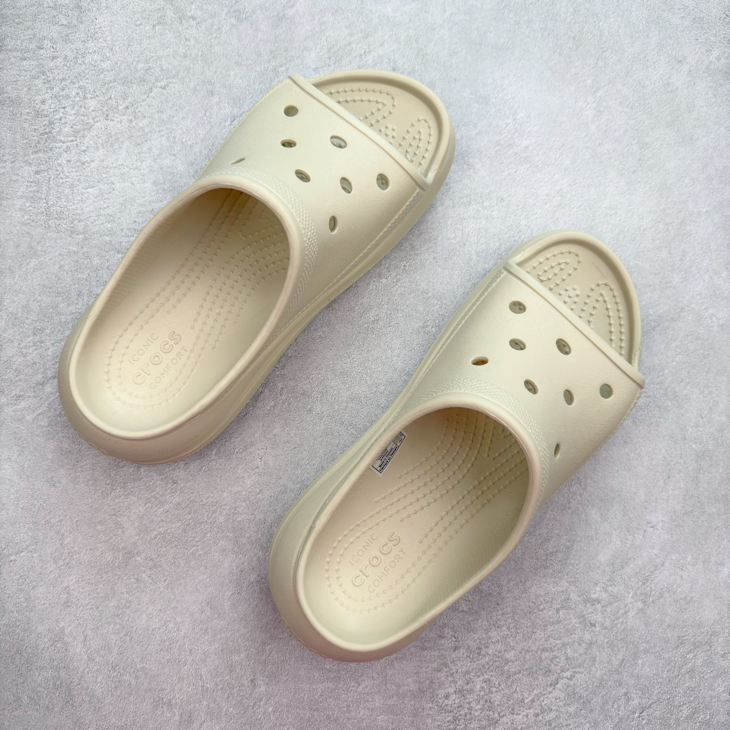 图片[3]-＃DG莞产 Crocs Classic Clog 卡骆驰休闲沙滩洞洞鞋拖鞋一字拖泡芙鞋 透明防水袋包装 注意配件需单独购买 超轻Croslite专利材料打造 鞋面更加耐用易清洗 该鞋款轻盈舒适 2002年 经典克骆格诞生 秉承外形简单 穿着舒适的初衷 不断为消费者带来舒适的穿着体验 穿出“趣”味 鞋面洞洞可搭彰显个性的智必星 一鞋两穿 可调节式后跟带增添鞋身的稳固性能 放前面变成愜意舒适的凉拖 放后面行走跑跳更加稳妥 Croslite ™材料 封闭式细胞树脂 能够在体温作用下自动变形以适应脚部形状 涉水性优秀的同时易于清洁 抓地力强 不易打滑 Crocs的核心理念：轻便 灵活 全方位的舒适感 同步官方尺码：M4（36-37） M5（37-38）M6（38-39）M7（39-40）-选品中心