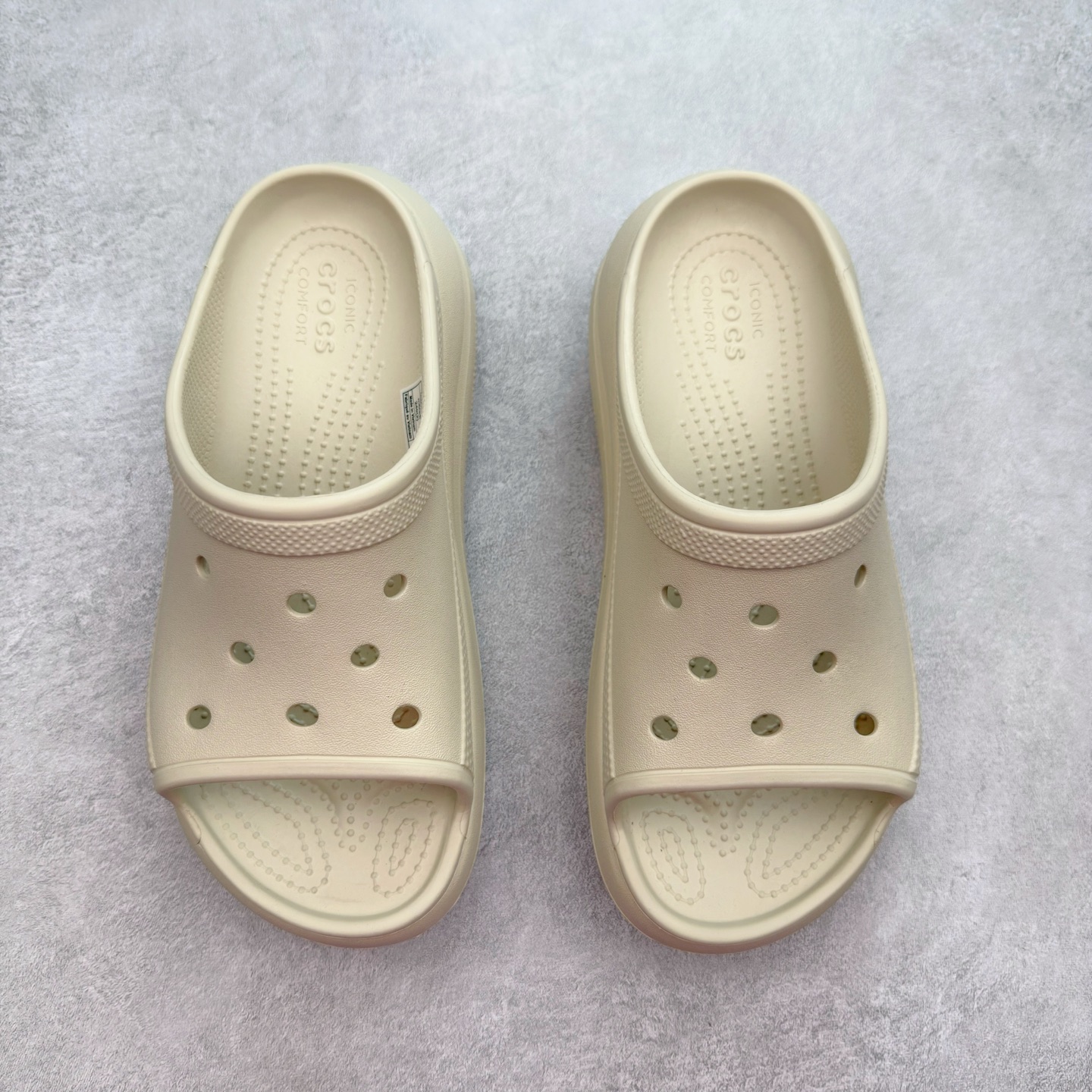 图片[2]-＃DG莞产 Crocs Classic Clog 卡骆驰休闲沙滩洞洞鞋拖鞋一字拖泡芙鞋 透明防水袋包装 注意配件需单独购买 超轻Croslite专利材料打造 鞋面更加耐用易清洗 该鞋款轻盈舒适 2002年 经典克骆格诞生 秉承外形简单 穿着舒适的初衷 不断为消费者带来舒适的穿着体验 穿出“趣”味 鞋面洞洞可搭彰显个性的智必星 一鞋两穿 可调节式后跟带增添鞋身的稳固性能 放前面变成愜意舒适的凉拖 放后面行走跑跳更加稳妥 Croslite ™材料 封闭式细胞树脂 能够在体温作用下自动变形以适应脚部形状 涉水性优秀的同时易于清洁 抓地力强 不易打滑 Crocs的核心理念：轻便 灵活 全方位的舒适感 同步官方尺码：M4（36-37） M5（37-38）M6（38-39）M7（39-40）-选品中心