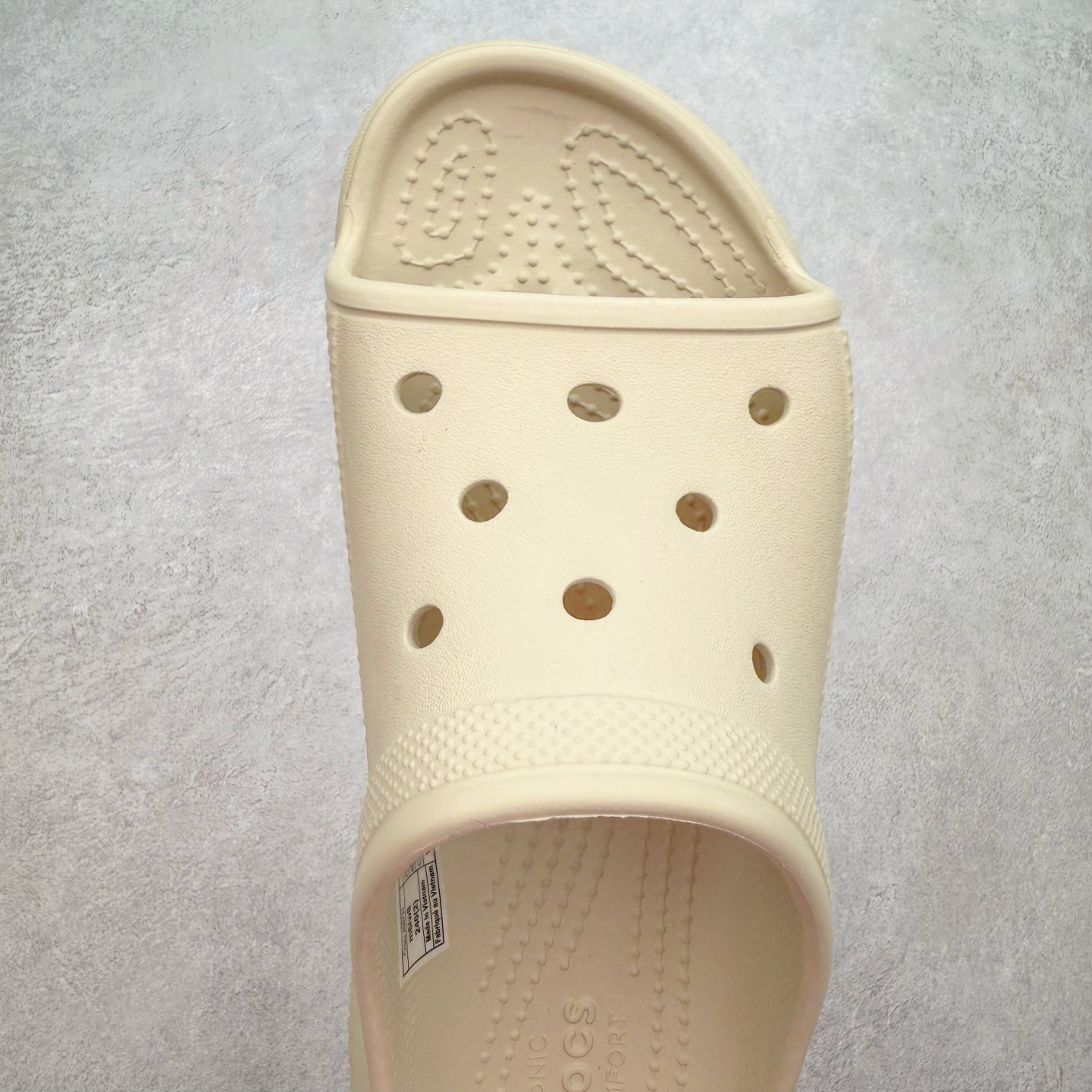 图片[4]-＃DG莞产 Crocs Classic Clog 卡骆驰休闲沙滩洞洞鞋拖鞋一字拖泡芙鞋 透明防水袋包装 注意配件需单独购买 超轻Croslite专利材料打造 鞋面更加耐用易清洗 该鞋款轻盈舒适 2002年 经典克骆格诞生 秉承外形简单 穿着舒适的初衷 不断为消费者带来舒适的穿着体验 穿出“趣”味 鞋面洞洞可搭彰显个性的智必星 一鞋两穿 可调节式后跟带增添鞋身的稳固性能 放前面变成愜意舒适的凉拖 放后面行走跑跳更加稳妥 Croslite ™材料 封闭式细胞树脂 能够在体温作用下自动变形以适应脚部形状 涉水性优秀的同时易于清洁 抓地力强 不易打滑 Crocs的核心理念：轻便 灵活 全方位的舒适感 同步官方尺码：M4（36-37） M5（37-38）M6（38-39）M7（39-40）-选品中心