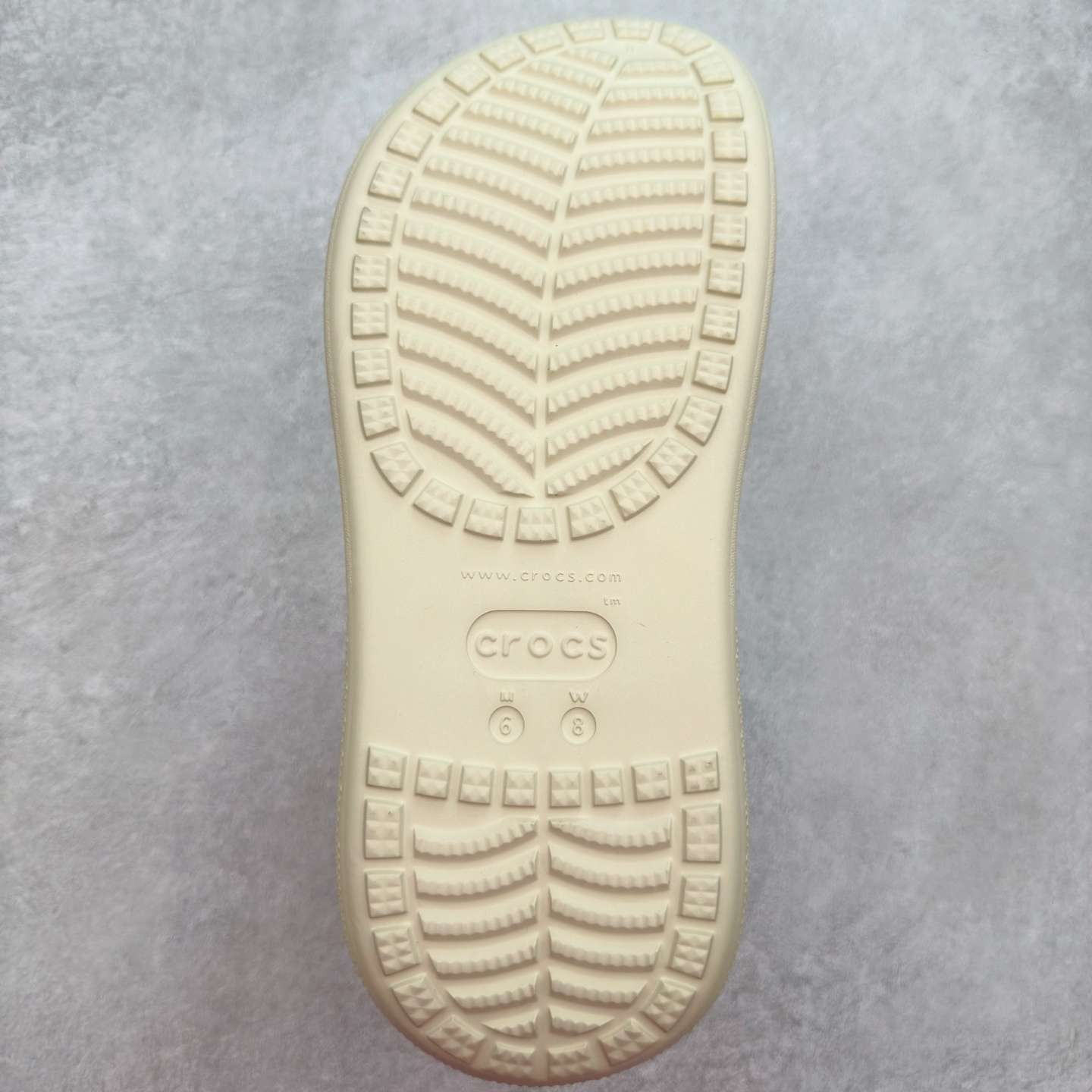 图片[9]-＃DG莞产 Crocs Classic Clog 卡骆驰休闲沙滩洞洞鞋拖鞋一字拖泡芙鞋 透明防水袋包装 注意配件需单独购买 超轻Croslite专利材料打造 鞋面更加耐用易清洗 该鞋款轻盈舒适 2002年 经典克骆格诞生 秉承外形简单 穿着舒适的初衷 不断为消费者带来舒适的穿着体验 穿出“趣”味 鞋面洞洞可搭彰显个性的智必星 一鞋两穿 可调节式后跟带增添鞋身的稳固性能 放前面变成愜意舒适的凉拖 放后面行走跑跳更加稳妥 Croslite ™材料 封闭式细胞树脂 能够在体温作用下自动变形以适应脚部形状 涉水性优秀的同时易于清洁 抓地力强 不易打滑 Crocs的核心理念：轻便 灵活 全方位的舒适感 同步官方尺码：M4（36-37） M5（37-38）M6（38-39）M7（39-40）-选品中心