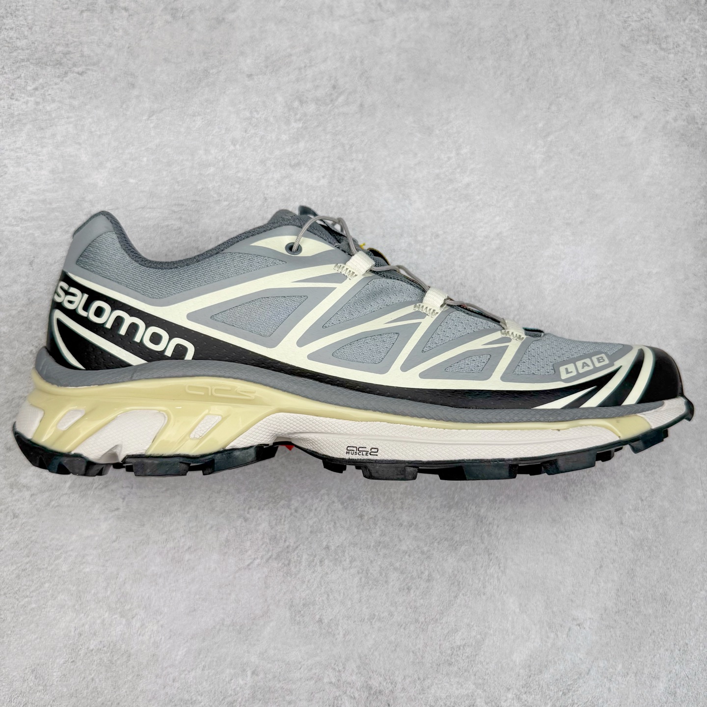 ＃纯原福利 Salomon 萨洛蒙 XT-6 复古机能户外跑鞋 这双XT-6 鞋面以锯齿状的包裹系统呈现 在黑色基底之下加入了各种色点缀 内嵌式的袜套设计与 Quicklace 系带系统一道 实现了立体包裹与精准贴合 结合 Contagrip 大底科技 让穿着者可以轻松驾驭户外与通勤下的任何运动生活场景 无缝鞋身户外随意纵横 颜值与脚感兼备 出街通勤 绝对非常吸睛 你值得拥有 尺码：36 36.5 37.5 38 38.5 39 40 40.5 41 42 42.5 43 44 44.5 45-选品中心