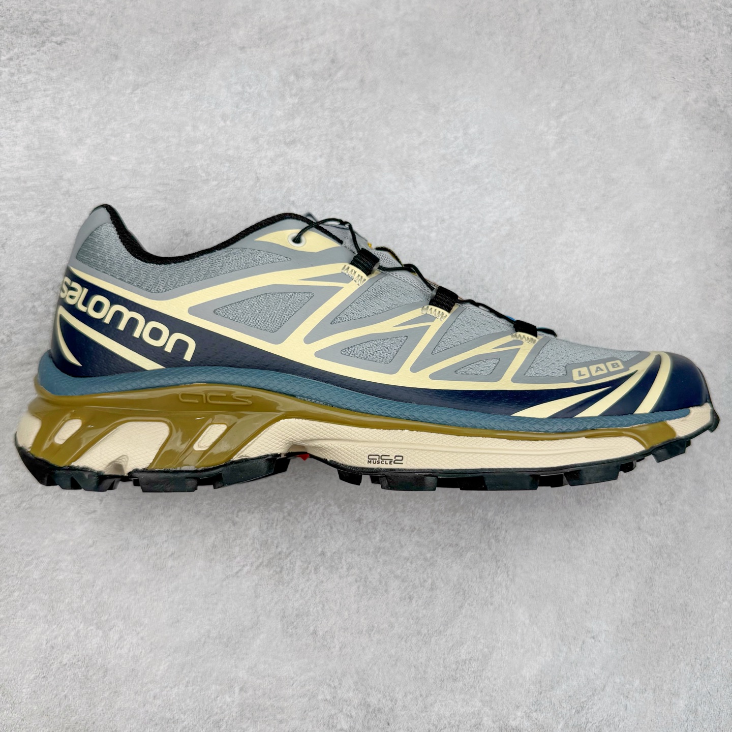 ＃纯原福利 Salomon 萨洛蒙 XT-6 复古机能户外跑鞋 这双XT-6 鞋面以锯齿状的包裹系统呈现 在黑色基底之下加入了各种色点缀 内嵌式的袜套设计与 Quicklace 系带系统一道 实现了立体包裹与精准贴合 结合 Contagrip 大底科技 让穿着者可以轻松驾驭户外与通勤下的任何运动生活场景 无缝鞋身户外随意纵横 颜值与脚感兼备 出街通勤 绝对非常吸睛 你值得拥有 尺码：36 36.5 37.5 38 38.5 39 40 40.5 41 42 42.5 43 44 44.5 45-选品中心