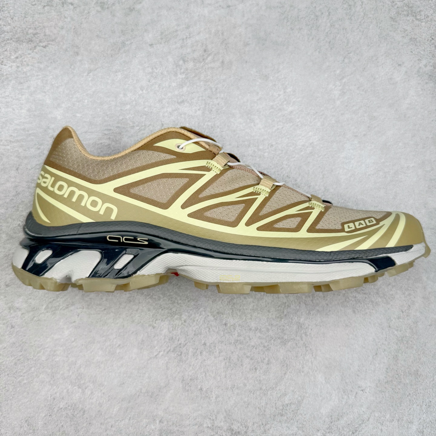 ＃纯原福利 Salomon 萨洛蒙 XT-6 复古机能户外跑鞋 这双XT-6 鞋面以锯齿状的包裹系统呈现 在黑色基底之下加入了各种色点缀 内嵌式的袜套设计与 Quicklace 系带系统一道 实现了立体包裹与精准贴合 结合 Contagrip 大底科技 让穿着者可以轻松驾驭户外与通勤下的任何运动生活场景 无缝鞋身户外随意纵横 颜值与脚感兼备 出街通勤 绝对非常吸睛 你值得拥有 尺码：36 36.5 37.5 38 38.5 39 40 40.5 41 42 42.5 43 44 44.5 45-选品中心