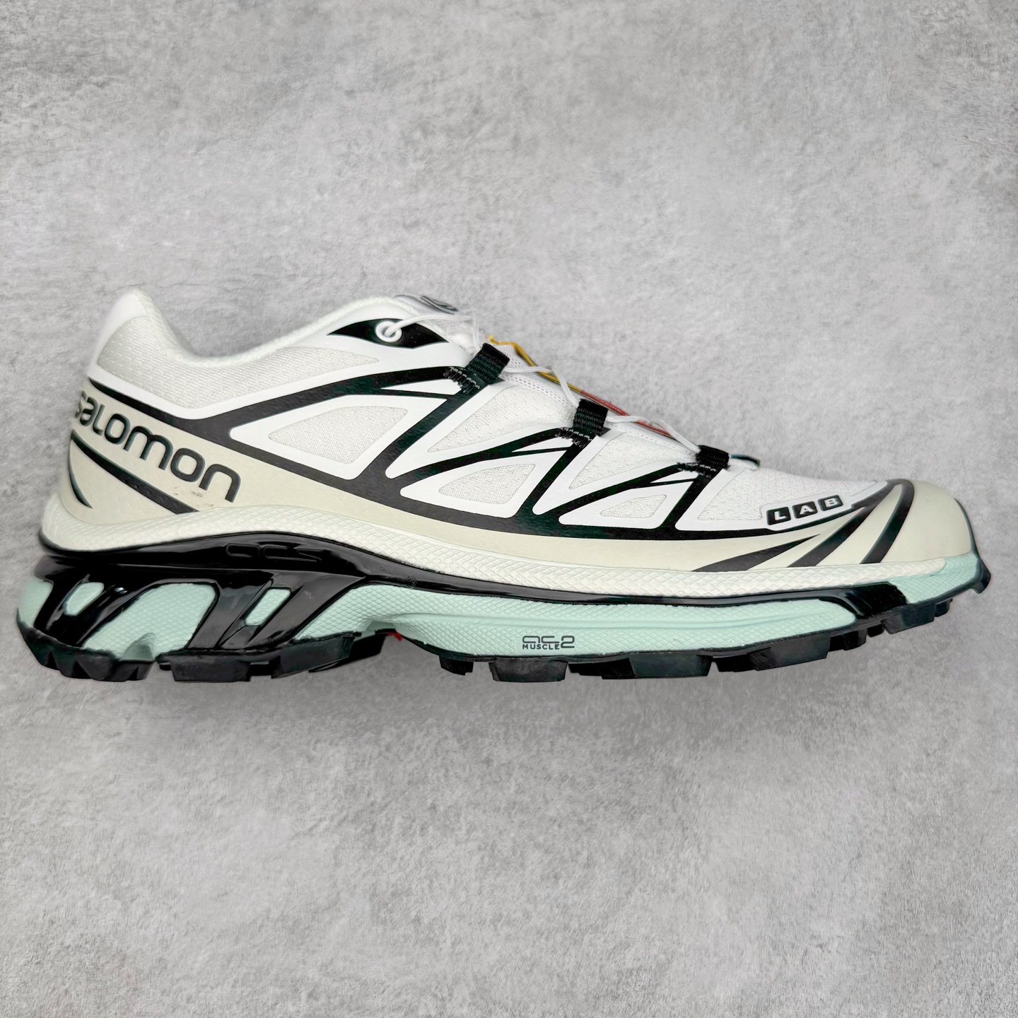 ＃纯原福利 Salomon 萨洛蒙 XT-6 复古机能户外跑鞋 这双XT-6 鞋面以锯齿状的包裹系统呈现 在黑色基底之下加入了各种色点缀 内嵌式的袜套设计与 Quicklace 系带系统一道 实现了立体包裹与精准贴合 结合 Contagrip 大底科技 让穿着者可以轻松驾驭户外与通勤下的任何运动生活场景 无缝鞋身户外随意纵横 颜值与脚感兼备 出街通勤 绝对非常吸睛 你值得拥有 尺码：36 36.5 37.5 38 38.5 39 40 40.5 41 42 42.5 43 44 44.5 45-选品中心