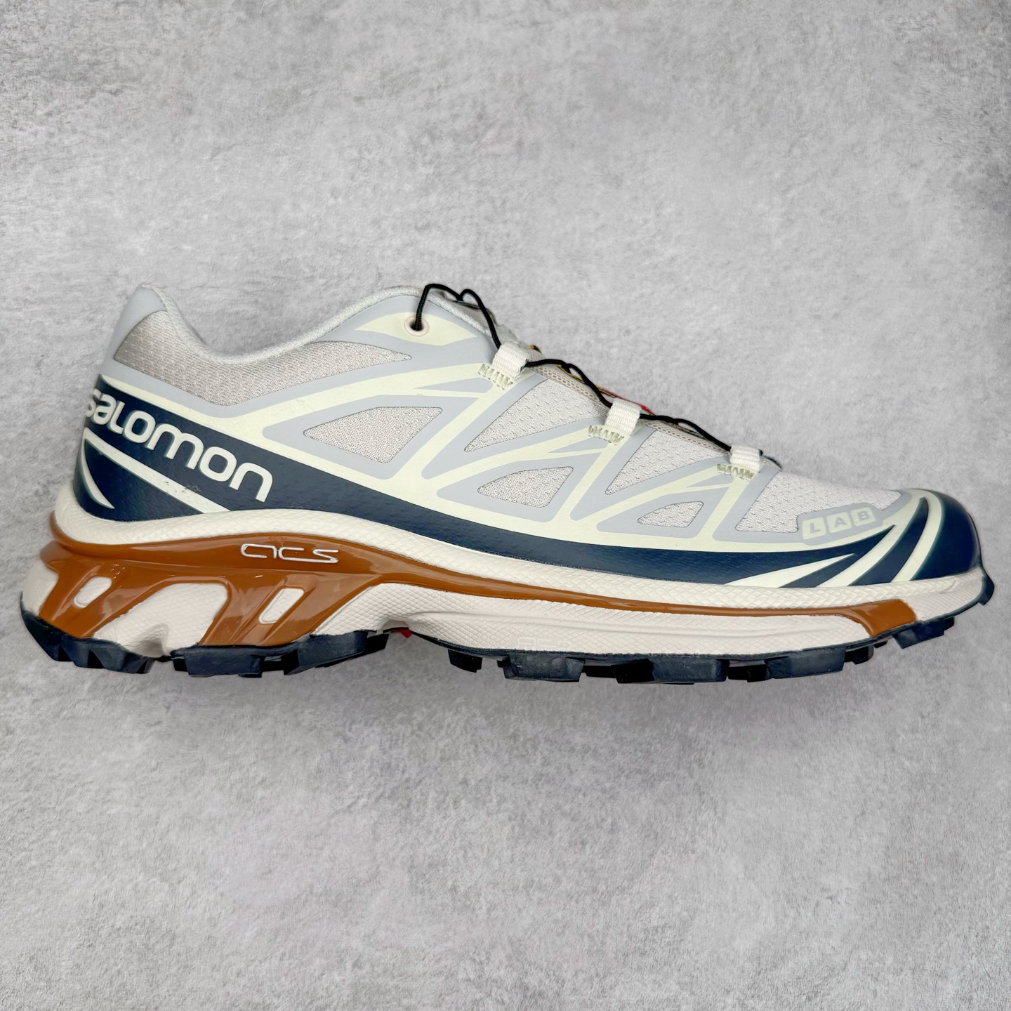 ＃纯原福利 Salomon 萨洛蒙 XT-6 复古机能户外跑鞋 这双XT-6 鞋面以锯齿状的包裹系统呈现 在黑色基底之下加入了各种色点缀 内嵌式的袜套设计与 Quicklace 系带系统一道 实现了立体包裹与精准贴合 结合 Contagrip 大底科技 让穿着者可以轻松驾驭户外与通勤下的任何运动生活场景 无缝鞋身户外随意纵横 颜值与脚感兼备 出街通勤 绝对非常吸睛 你值得拥有 尺码：36 36.5 37.5 38 38.5 39 40 40.5 41 42 42.5 43 44 44.5 45-选品中心