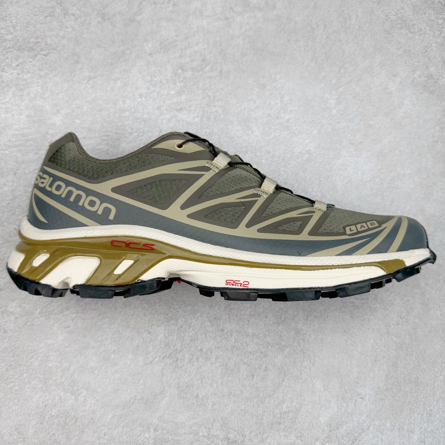 ＃纯原福利 Salomon 萨洛蒙 XT-6 复古机能户外跑鞋 这双XT-6 鞋面以锯齿状的包裹系统呈现 在黑色基底之下加入了各种色点缀 内嵌式的袜套设计与 Quicklace 系带系统一道 实现了立体包裹与精准贴合 结合 Contagrip 大底科技 让穿着者可以轻松驾驭户外与通勤下的任何运动生活场景 无缝鞋身户外随意纵横 颜值与脚感兼备 出街通勤 绝对非常吸睛 你值得拥有 尺码：36 36.5 37.5 38 38.5 39 40 40.5 41 42 42.5 43 44 44.5 45-选品中心