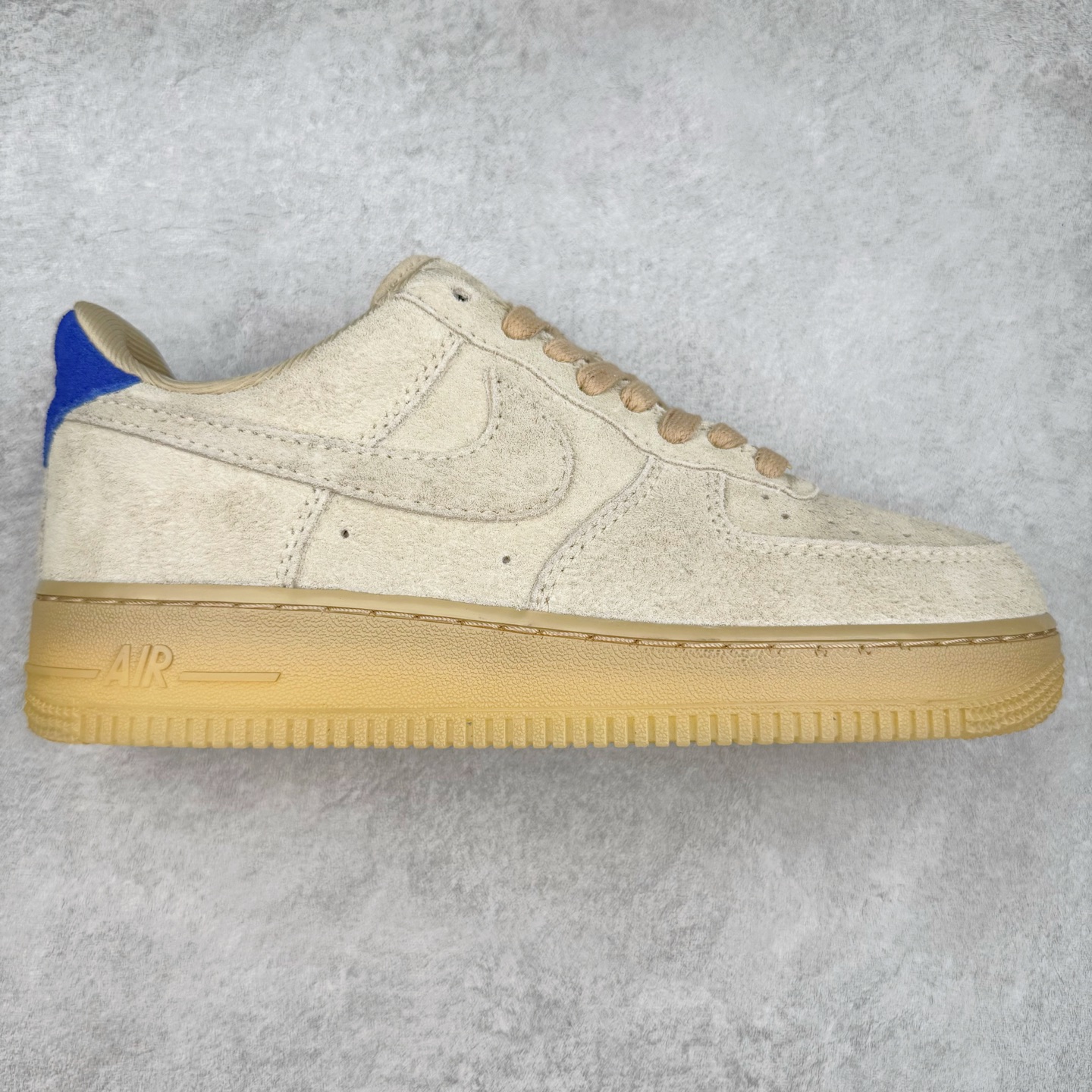 图片[6]-＃XT纯原 NK Air Force 1´07 Low 空军一号低帮百搭休闲运动板鞋 顶级批次 2022全新楦头鞋型 鱼鳞大底 历时开发三个月 清洁度完美 二维码鞋标 内置芯片及solo气垫 大底高度及其弧度依照正品 钢印 logo刺绣 鞋口弧度 鞋头长度 鞋面冲孔 鞋垫背胶及钢印 完美鞋型对比正品 每一处都是细节满满 柔软、弹性十足的缓震性能和出色的中底设计 横跨复古与现代的外型结合 造就出风靡全球 三十多年的Force 1 直到今天还深受青睐 实拍调校N版已经零色差零失真 百分百还原实物色彩所见即所得 不存在货不对板色差等低级问题 选购参考实物拍摄 不混卖不参货 只用心做好货严格选品 承诺混一赔十 尺码：36 36.5 37.5 38 38.5 39 40 40.5 41 42 42.5 43 44 44.5 45-选品中心