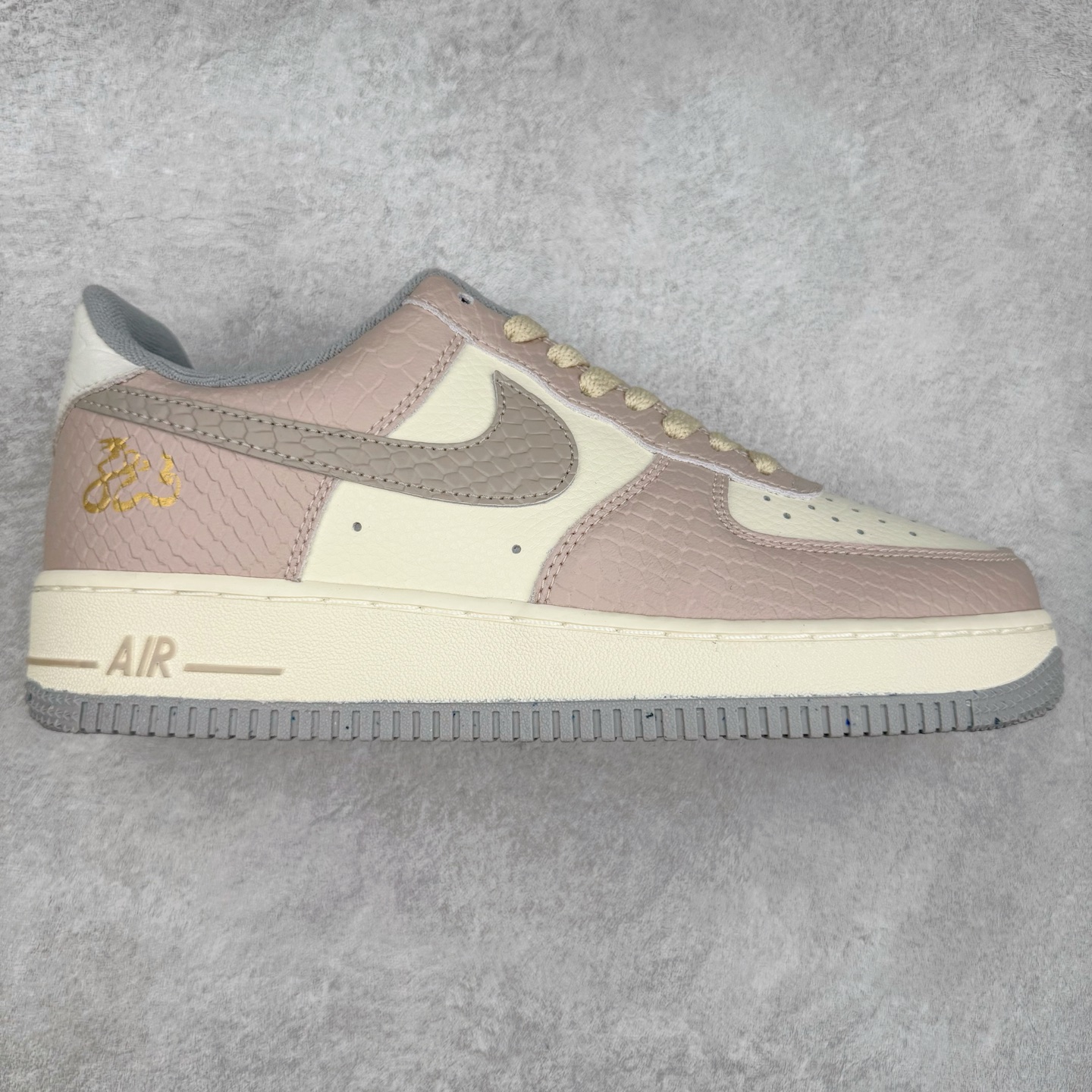 图片[3]-＃XT纯原 NK Air Force 1´07 Low 空军一号低帮百搭休闲运动板鞋 顶级批次 2022全新楦头鞋型 鱼鳞大底 历时开发三个月 清洁度完美 二维码鞋标 内置芯片及solo气垫 大底高度及其弧度依照正品 钢印 logo刺绣 鞋口弧度 鞋头长度 鞋面冲孔 鞋垫背胶及钢印 完美鞋型对比正品 每一处都是细节满满 柔软、弹性十足的缓震性能和出色的中底设计 横跨复古与现代的外型结合 造就出风靡全球 三十多年的Force 1 直到今天还深受青睐 实拍调校N版已经零色差零失真 百分百还原实物色彩所见即所得 不存在货不对板色差等低级问题 选购参考实物拍摄 不混卖不参货 只用心做好货严格选品 承诺混一赔十 尺码：36 36.5 37.5 38 38.5 39 40 40.5 41 42 42.5 43 44 44.5 45-选品中心