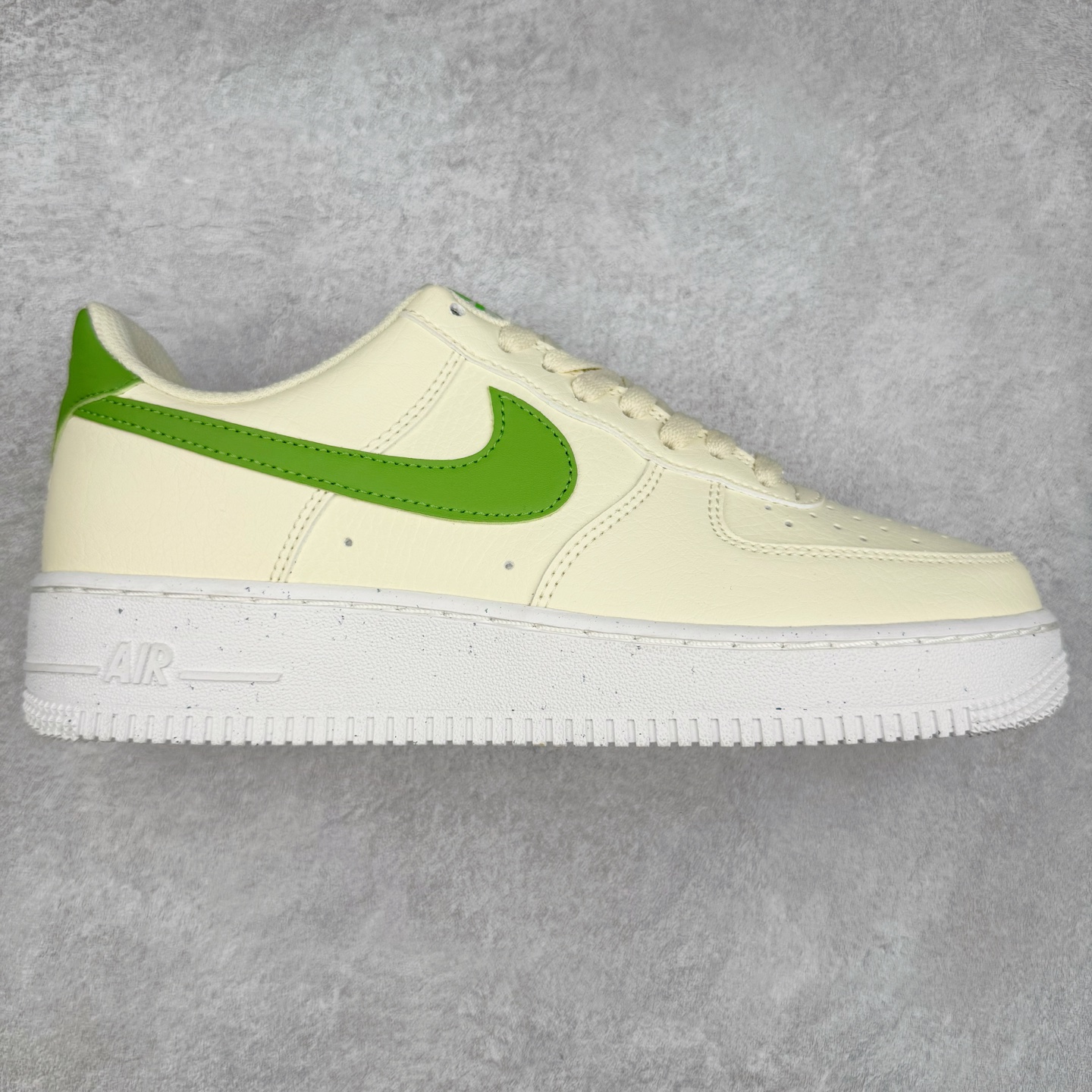 图片[2]-＃XT纯原 NK Air Force 1´07 Low 空军一号低帮百搭休闲运动板鞋 顶级批次 2022全新楦头鞋型 鱼鳞大底 历时开发三个月 清洁度完美 二维码鞋标 内置芯片及solo气垫 大底高度及其弧度依照正品 钢印 logo刺绣 鞋口弧度 鞋头长度 鞋面冲孔 鞋垫背胶及钢印 完美鞋型对比正品 每一处都是细节满满 柔软、弹性十足的缓震性能和出色的中底设计 横跨复古与现代的外型结合 造就出风靡全球 三十多年的Force 1 直到今天还深受青睐 实拍调校N版已经零色差零失真 百分百还原实物色彩所见即所得 不存在货不对板色差等低级问题 选购参考实物拍摄 不混卖不参货 只用心做好货严格选品 承诺混一赔十 尺码：36 36.5 37.5 38 38.5 39 40 40.5 41 42 42.5 43 44 44.5 45-选品中心