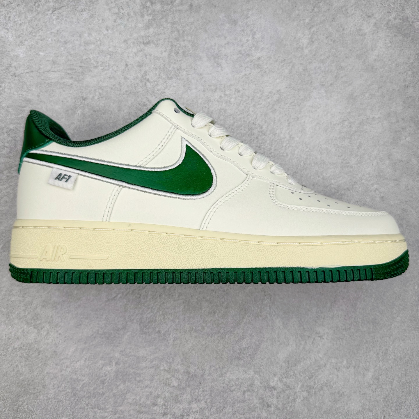 图片[9]-＃XT纯原 NK Air Force 1´07 Low 空军一号低帮百搭休闲运动板鞋 顶级批次 2022全新楦头鞋型 鱼鳞大底 历时开发三个月 清洁度完美 二维码鞋标 内置芯片及solo气垫 大底高度及其弧度依照正品 钢印 logo刺绣 鞋口弧度 鞋头长度 鞋面冲孔 鞋垫背胶及钢印 完美鞋型对比正品 每一处都是细节满满 柔软、弹性十足的缓震性能和出色的中底设计 横跨复古与现代的外型结合 造就出风靡全球 三十多年的Force 1 直到今天还深受青睐 实拍调校N版已经零色差零失真 百分百还原实物色彩所见即所得 不存在货不对板色差等低级问题 选购参考实物拍摄 不混卖不参货 只用心做好货严格选品 承诺混一赔十 尺码：36 36.5 37.5 38 38.5 39 40 40.5 41 42 42.5 43 44 44.5 45-选品中心