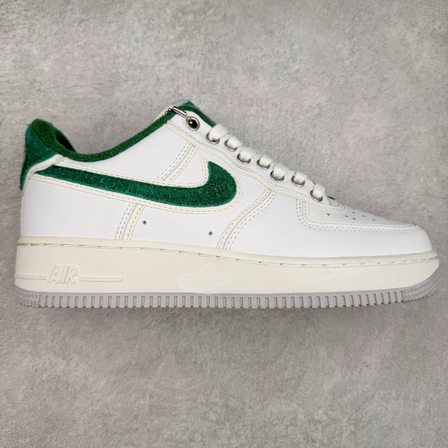 图片[4]-＃XT纯原 NK Air Force 1´07 Low 空军一号低帮百搭休闲运动板鞋 顶级批次 2022全新楦头鞋型 鱼鳞大底 历时开发三个月 清洁度完美 二维码鞋标 内置芯片及solo气垫 大底高度及其弧度依照正品 钢印 logo刺绣 鞋口弧度 鞋头长度 鞋面冲孔 鞋垫背胶及钢印 完美鞋型对比正品 每一处都是细节满满 柔软、弹性十足的缓震性能和出色的中底设计 横跨复古与现代的外型结合 造就出风靡全球 三十多年的Force 1 直到今天还深受青睐 实拍调校N版已经零色差零失真 百分百还原实物色彩所见即所得 不存在货不对板色差等低级问题 选购参考实物拍摄 不混卖不参货 只用心做好货严格选品 承诺混一赔十 尺码：36 36.5 37.5 38 38.5 39 40 40.5 41 42 42.5 43 44 44.5 45-选品中心