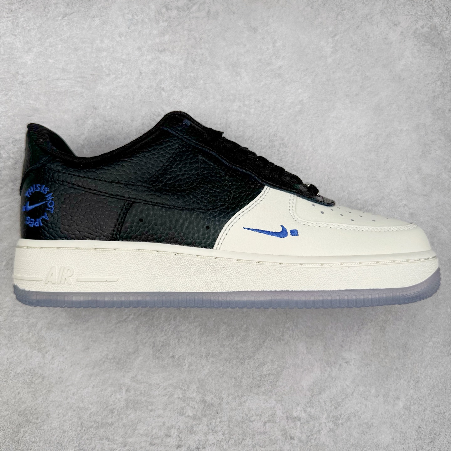 图片[8]-＃XT纯原 NK Air Force 1´07 Low 空军一号低帮百搭休闲运动板鞋 顶级批次 2022全新楦头鞋型 鱼鳞大底 历时开发三个月 清洁度完美 二维码鞋标 内置芯片及solo气垫 大底高度及其弧度依照正品 钢印 logo刺绣 鞋口弧度 鞋头长度 鞋面冲孔 鞋垫背胶及钢印 完美鞋型对比正品 每一处都是细节满满 柔软、弹性十足的缓震性能和出色的中底设计 横跨复古与现代的外型结合 造就出风靡全球 三十多年的Force 1 直到今天还深受青睐 实拍调校N版已经零色差零失真 百分百还原实物色彩所见即所得 不存在货不对板色差等低级问题 选购参考实物拍摄 不混卖不参货 只用心做好货严格选品 承诺混一赔十 尺码：36 36.5 37.5 38 38.5 39 40 40.5 41 42 42.5 43 44 44.5 45-选品中心