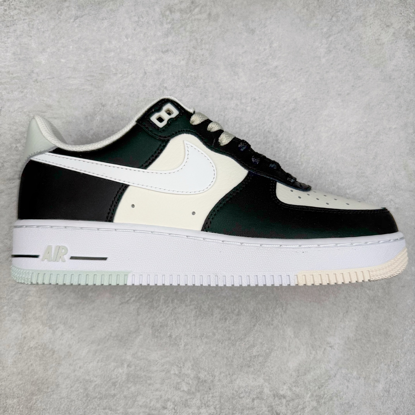 图片[5]-＃XT纯原 NK Air Force 1´07 Low 空军一号低帮百搭休闲运动板鞋 顶级批次 2022全新楦头鞋型 鱼鳞大底 历时开发三个月 清洁度完美 二维码鞋标 内置芯片及solo气垫 大底高度及其弧度依照正品 钢印 logo刺绣 鞋口弧度 鞋头长度 鞋面冲孔 鞋垫背胶及钢印 完美鞋型对比正品 每一处都是细节满满 柔软、弹性十足的缓震性能和出色的中底设计 横跨复古与现代的外型结合 造就出风靡全球 三十多年的Force 1 直到今天还深受青睐 实拍调校N版已经零色差零失真 百分百还原实物色彩所见即所得 不存在货不对板色差等低级问题 选购参考实物拍摄 不混卖不参货 只用心做好货严格选品 承诺混一赔十 尺码：36 36.5 37.5 38 38.5 39 40 40.5 41 42 42.5 43 44 44.5 45-选品中心