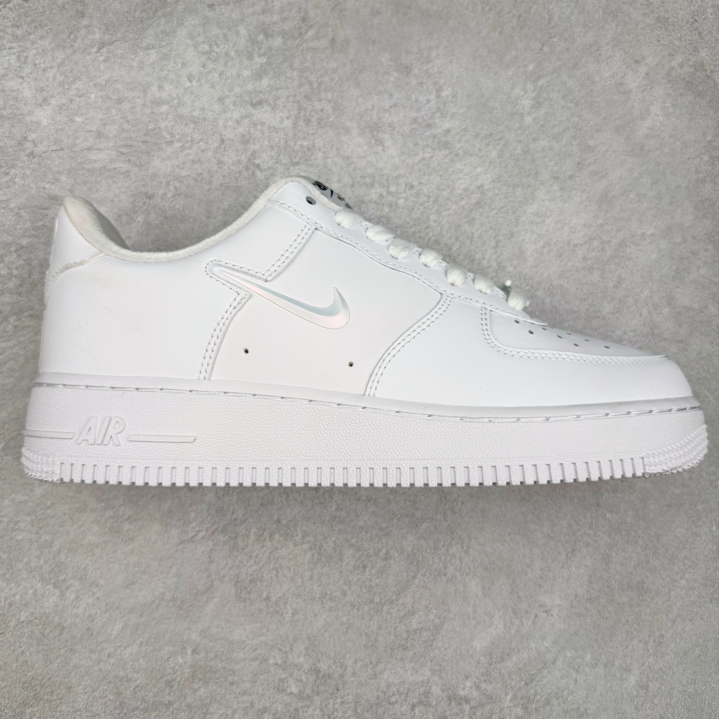 图片[10]-＃XT纯原 NK Air Force 1´07 Low 空军一号低帮百搭休闲运动板鞋 顶级批次 2022全新楦头鞋型 鱼鳞大底 历时开发三个月 清洁度完美 二维码鞋标 内置芯片及solo气垫 大底高度及其弧度依照正品 钢印 logo刺绣 鞋口弧度 鞋头长度 鞋面冲孔 鞋垫背胶及钢印 完美鞋型对比正品 每一处都是细节满满 柔软、弹性十足的缓震性能和出色的中底设计 横跨复古与现代的外型结合 造就出风靡全球 三十多年的Force 1 直到今天还深受青睐 实拍调校N版已经零色差零失真 百分百还原实物色彩所见即所得 不存在货不对板色差等低级问题 选购参考实物拍摄 不混卖不参货 只用心做好货严格选品 承诺混一赔十 尺码：36 36.5 37.5 38 38.5 39 40 40.5 41 42 42.5 43 44 44.5 45-选品中心