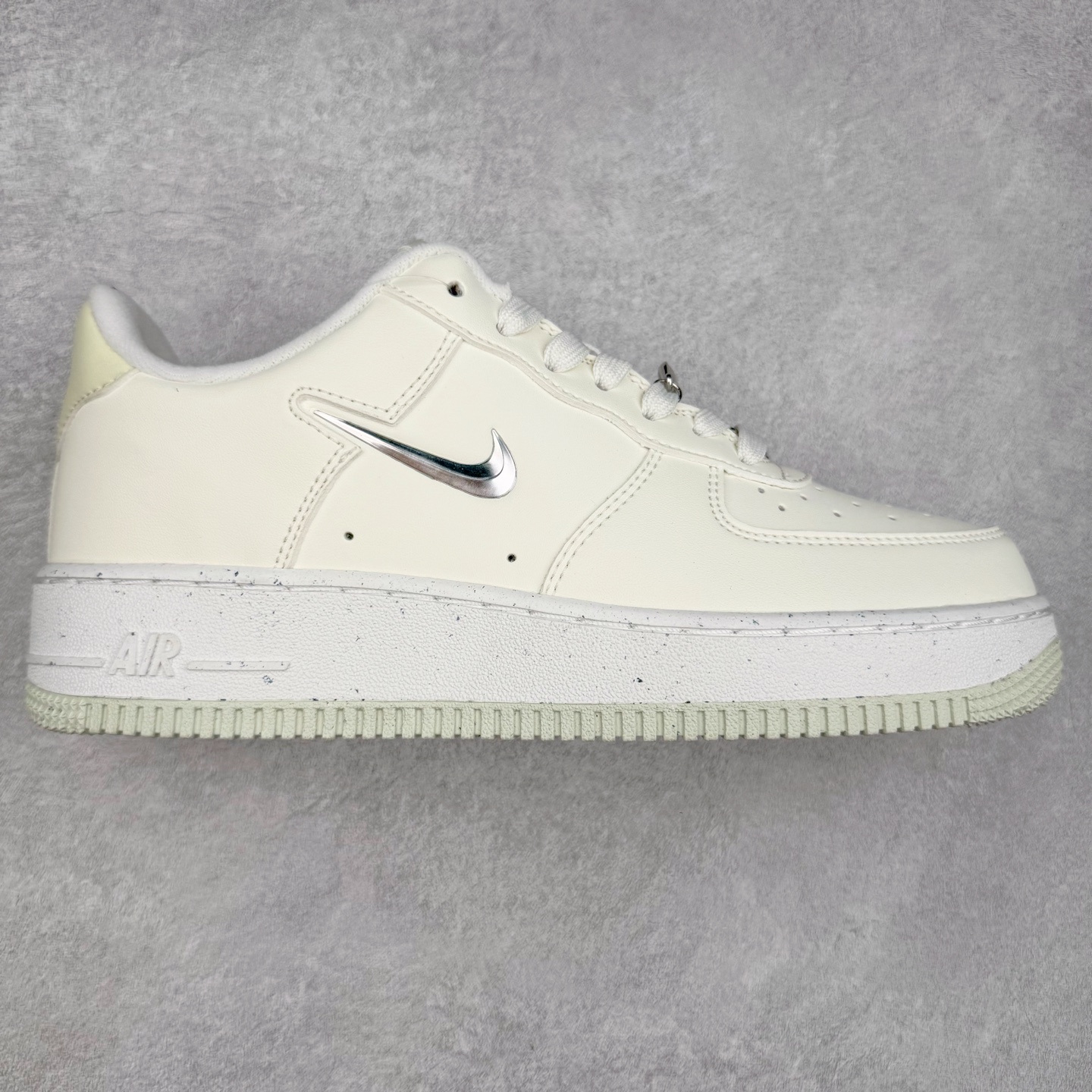 ＃XT纯原 NK Air Force 1´07 Low 空军一号低帮百搭休闲运动板鞋 顶级批次 2022全新楦头鞋型 鱼鳞大底 历时开发三个月 清洁度完美 二维码鞋标 内置芯片及solo气垫 大底高度及其弧度依照正品 钢印 logo刺绣 鞋口弧度 鞋头长度 鞋面冲孔 鞋垫背胶及钢印 完美鞋型对比正品 每一处都是细节满满 柔软、弹性十足的缓震性能和出色的中底设计 横跨复古与现代的外型结合 造就出风靡全球 三十多年的Force 1 直到今天还深受青睐 实拍调校N版已经零色差零失真 百分百还原实物色彩所见即所得 不存在货不对板色差等低级问题 选购参考实物拍摄 不混卖不参货 只用心做好货严格选品 承诺混一赔十 尺码：36 36.5 37.5 38 38.5 39 40 40.5 41 42 42.5 43 44 44.5 45-选品中心