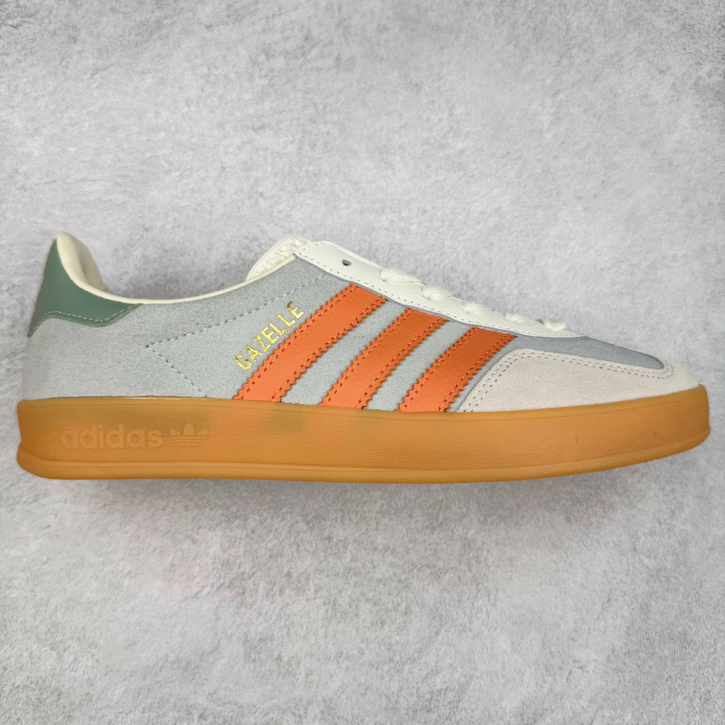 AD Gazelle Indoor Trainers 羚羊内训系列低帮复古百搭休闲运动德训风板鞋 JQ0011 90年代经典的复刻版！自60年代以足球训练鞋面世以来,Gazelle就以其经典设计席卷全球。1991年版本的复刻,再造经典Gazelle。采用皮革打造,搭配浊色细节,让这款经典更加简约。尺码：36 36⅔ 37⅓ 38 38⅔ 39⅓ 40 40⅔ 41⅓ 42 42⅔ 43⅓ 44⅓ 44⅔ 45-选品中心