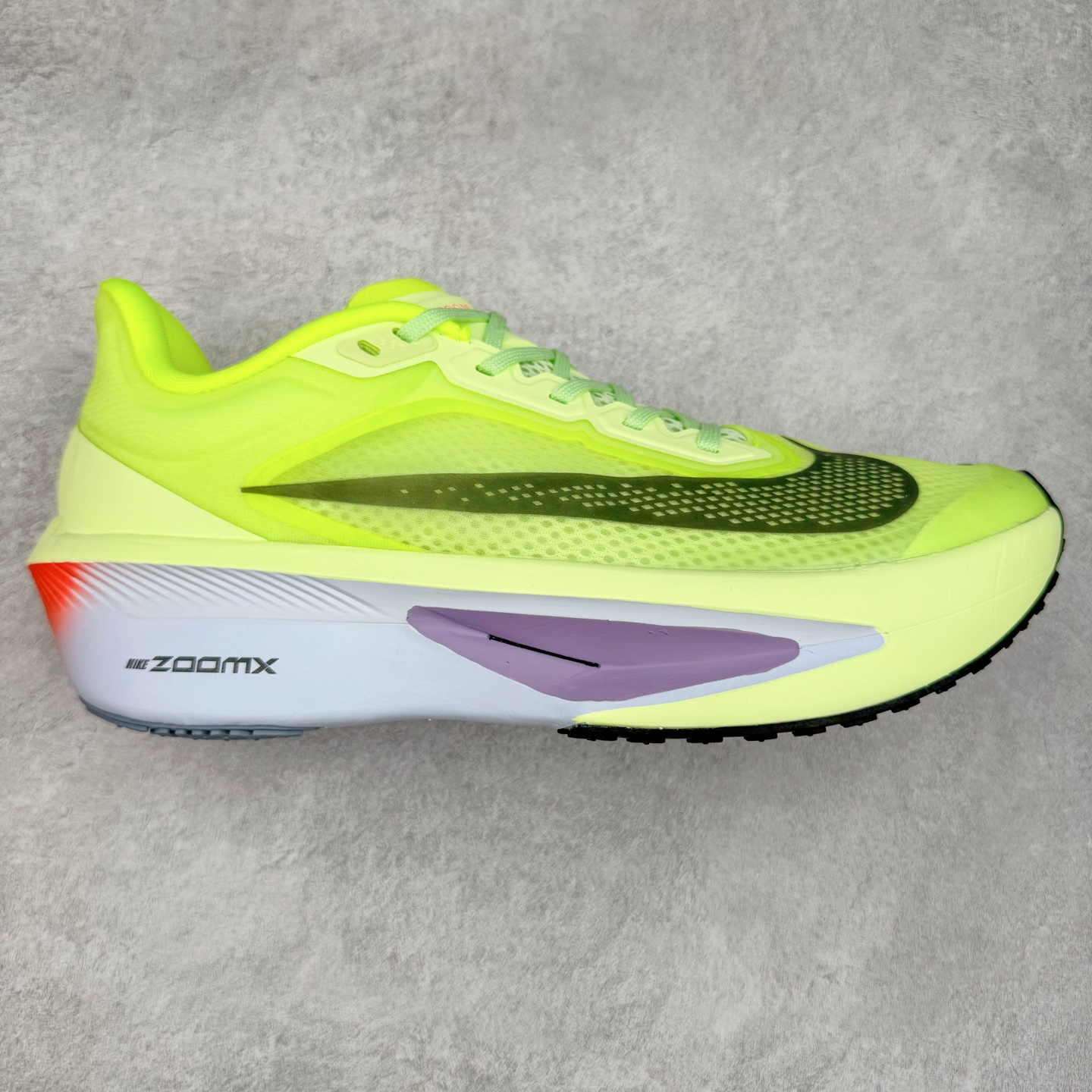 NK ZoomX Invincible Run Flyknit 6 轻量跑鞋 飞织低帮休闲运动慢跑鞋 厚底增高 老爹鞋 此鞋专为短跑运动员而生 是为 5 至 10 公里距离的赛事和训练打造 整体设计采用流线型的轻质工程网眼材质构成鞋面 并与其他 Running 旗舰鞋款同样搭载全脚掌 ZoomX 缓冲中底 搭配 Pebax 物料与橡胶外底 ZoomX StreakFly 首发配色以Prototype呈现 其灵感是来自开发期间的磨损测试 透过编号的标记与内侧的预期跑步距离突出研发过程 货号： FN8455-701 尺码：36 36.5 37.5 38 38.5 39 40 40.5 41 42 42.5 43 44 45-选品中心