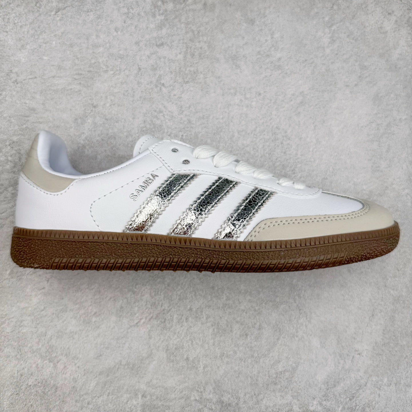 AD Original Samba OG 复古经典轻便板鞋 JI2725 这款桑巴鞋展示了高质量的工艺 带有装饰的超锁缝制和无缝的手感 柔软、柔软的皮革造型和标志性的3条纹完成了精致的外观 正规合身鞋带 鞋面上有绒面鞋垫 橡胶鞋底 享受正畸套筒软感 自50年代首次亮相以来就一直在赢得粉丝的青睐 尺码：36 36.5 37.5 38 38.5 39 40 40.5 41 42 42.5 43 44 44.5 45-选品中心