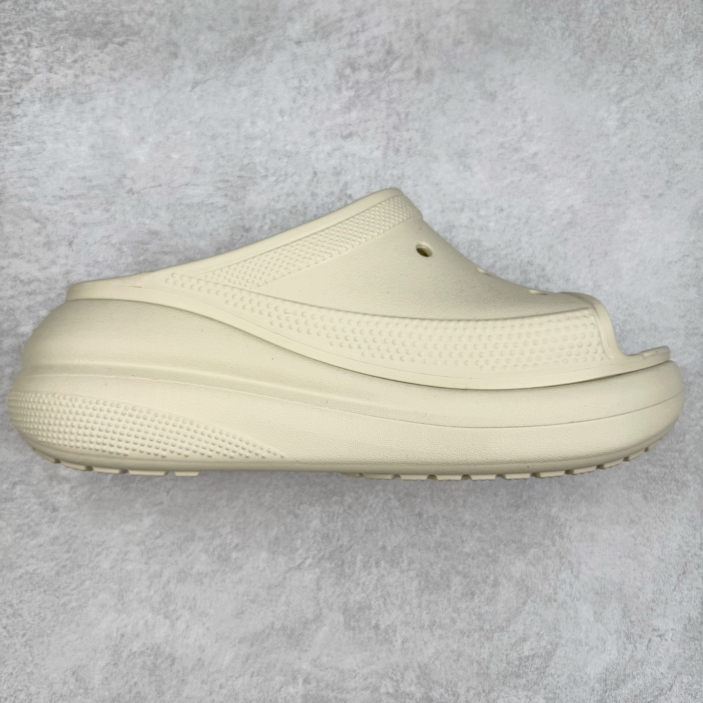 ＃DG莞产 Crocs Classic Clog 卡骆驰休闲沙滩洞洞鞋拖鞋一字拖泡芙鞋 透明防水袋包装 注意配件需单独购买 超轻Croslite专利材料打造 鞋面更加耐用易清洗 该鞋款轻盈舒适 2002年 经典克骆格诞生 秉承外形简单 穿着舒适的初衷 不断为消费者带来舒适的穿着体验 穿出“趣”味 鞋面洞洞可搭彰显个性的智必星 一鞋两穿 可调节式后跟带增添鞋身的稳固性能 放前面变成愜意舒适的凉拖 放后面行走跑跳更加稳妥 Croslite ™材料 封闭式细胞树脂 能够在体温作用下自动变形以适应脚部形状 涉水性优秀的同时易于清洁 抓地力强 不易打滑 Crocs的核心理念：轻便 灵活 全方位的舒适感 同步官方尺码：M4（36-37） M5（37-38）M6（38-39）M7（39-40）-选品中心