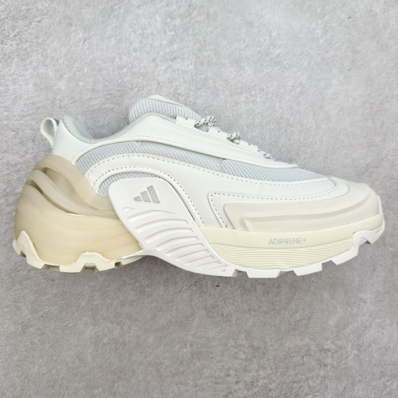 AD Wonder Runner Turbo FOS系列舒适百搭防滑耐磨低帮跑步鞋 厚底增高 机甲旋风老爹鞋外观超酷炫，上脚瞬间时尚感拉满 ADIPRENE+科技的鞋底，走路时软软弹弹，缓震效果一流 鞋面材质透气又舒适，穿一天也不觉得闷。尺码： 36 36⅔ 37⅓ 38 38⅔ 39⅓ 40 40⅔ 41⅓ 42 42⅔ 43⅓ 44 45-选品中心