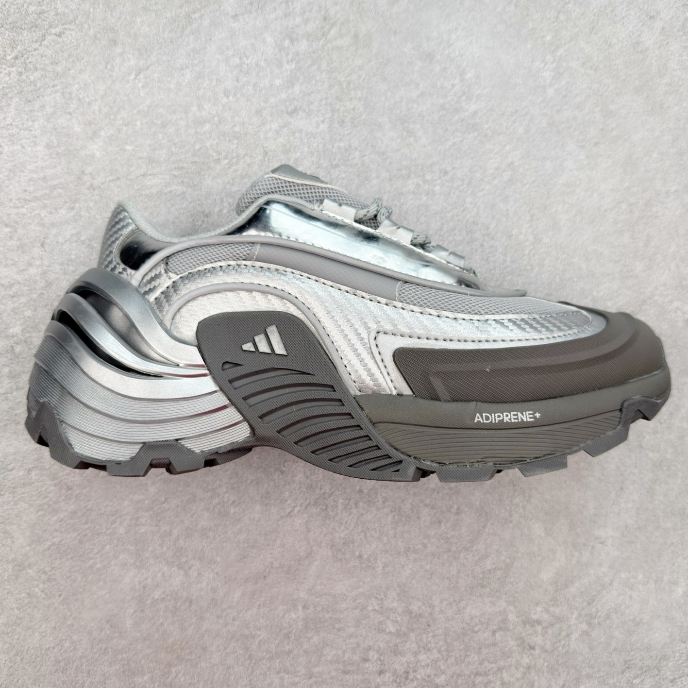 AD Wonder Runner Turbo FOS系列舒适百搭防滑耐磨低帮跑步鞋 厚底增高 机甲旋风老爹鞋外观超酷炫，上脚瞬间时尚感拉满 ADIPRENE+科技的鞋底，走路时软软弹弹，缓震效果一流 鞋面材质透气又舒适，穿一天也不觉得闷。尺码： 36 36⅔ 37⅓ 38 38⅔ 39⅓ 40 40⅔ 41⅓ 42 42⅔ 43⅓ 44 45-选品中心