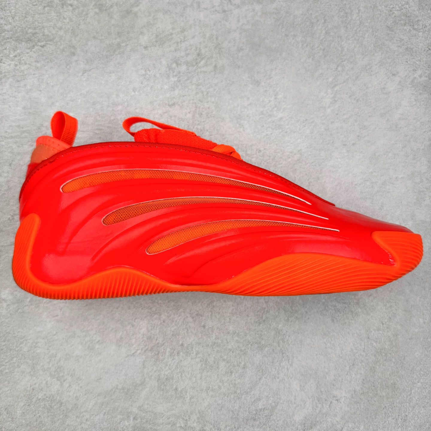 AD Harden Vol. 9 哈登九代签名篮球鞋 以来极具未来感与复古风格的简洁设计语言，贯彻了 James Harden 本人在球场内外秉持的「Under No One」的态度与个性。鞋形轮廓采用了流线型设计，且没有多余的线条或元素，营造出一种极具速度感的视觉印象；鞋侧的三条纹在这次则是以野兽抓痕般的形态呈现，进一步强化了鞋款的战斗氛围的同时，更带来强烈的科幻感与战斗氛围。鞋身两侧的三条纹，不仅传达蕴含战斗气息的视觉美感，亦巧妙融入透气板设计提升穿着体验，在激烈赛况中兼顾轻质舒适与时尚气息；在中底部分则采用全掌 Lightboost 科技结合 Y 型抗扭片，为赛场提供轻量化的脚感与卓越的缓震回弹支持；大底分区纹路与外底上翻设计进一步强化抓地力，无论是在变向、突破还是起跳时都能够提供稳固的支撑，满足复杂赛场需求。除了将实战性能与时尚元素融合，Harden Vol 9 亦帮助提升球员的赛场表现的同时，也在场外传递 James Harden 不断进化，不断提升自我的无畏风格。尺码：40 40.5 41 42 42.5 43 44 44.5 45 46-选品中心