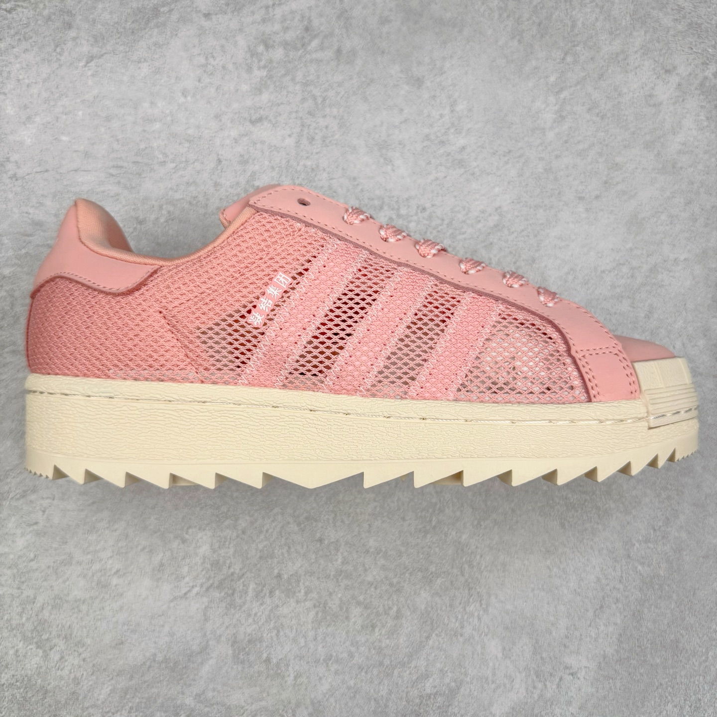 NBHD/NEIGHBORHOOD x CLOT x Adidas Originals Superstar PNS 贝壳头联名 锯齿底系列低帮百搭休闲运动板鞋 IH3645 AD Originals与陈冠希正式宣布成为全球合作伙伴，共同打造 Originals by Edison Chen系列。这一重要联合将开启重新定义创新精神和塑造文化传承的新时代。全球生活方式品牌CLOT迎来了成立20周年，陈冠希作为创始人兼创意总监，年轻时从温哥华移居香港，这段经历让他感受到了东西方文化的碰撞，拥有丰富的视角使他对东西方多元化有了更加深入的认识，并为创立CLOT打下了坚实的基础。对于此次合作，陈冠希凭借着他的思维视野和创意能力，结合adidas丰富的档案和历史，推出了一系列独家合作款式。CLOT 2024年春夏系列时装秀以“承前启后”为主题展开，寓意着品牌致力于培养新秀，延续以国际视野呈现中华文化，并将其创作带到全球的承诺。为进一步加强创意理念，CLOT创始人兼创意总监陈冠希特别邀请了著名时装设计师Humberto Leon，共同设计了本季度系列。该系列围绕三种截然不同的风格进行探索，包括正式、富有生活感和街头风格的服饰，呈现出既可以分别探索又能将三者融合的系列。其中还包括了adidas与陈冠希携手NEIGHBORHOOD共同推出的NEIGHBORHOOD CLOT SUPERSTAR BY EDISON CHEN三方联名鞋款，经过重新设计的标志性SUPERSTAR运动鞋以齿状鞋底和仿旧处理的半贝壳头结合形成独特的轮廓，鞋面网布下有反光装饰的三条纹细节，后跟部分同样点缀着带有反光装饰效果的“凝结集团”标志。adidas Originals by Edison Chen系列旨在体现品牌与陈冠希对创新精神的共同愿景。尺码：36 36⅔ 37⅓ 38 38⅔ 39⅓ 40 40⅔ 41⅓ 42 42⅔ 43⅓ 44 44⅔ 45-选品中心