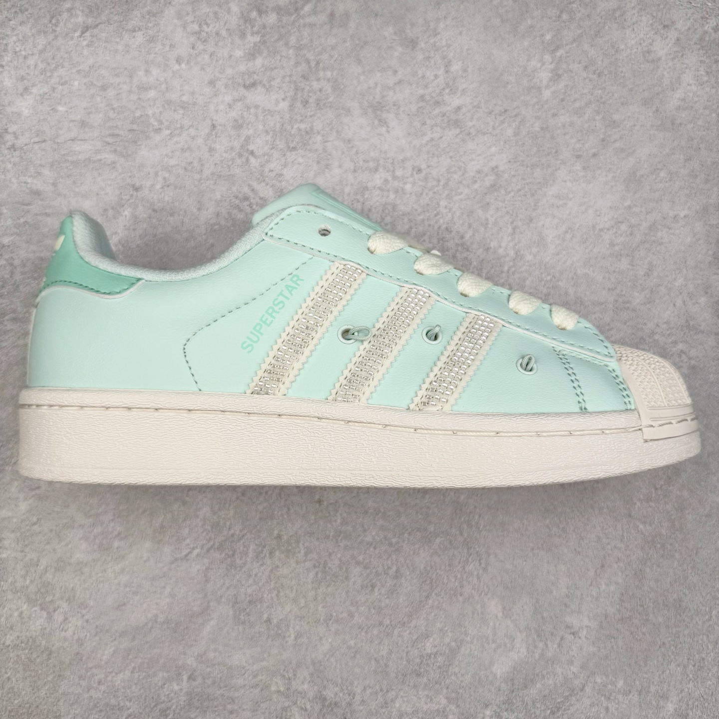 AD Originals Superstar 经典复古贝壳头板鞋 JR1333 诞生于1969年 是第一双将全皮面鞋 身与橡胶鞋头结合在一起的低帮篮球鞋 Superstar最开始 是作为高帮篮球鞋Pro Model的低帮版本而出现的 但因为其独特和醒目的橡胶鞋头造型而让大家熟知 被大家形象地称为\\\”shelltoe\\\”贝壳头 在70年代的美国职业篮球场上 接近3/4的NBA球员都将这双Superstar作为场上用鞋 80年代之后 经过不断的改良和发展 Superstar逐渐成为横跨时装、音乐、街头文化、休闲和运动等各大领域的时尚潮鞋 尺码：36 36.5 37 38 38.5 39 40 40.5 41 42 42.5 43 44 44.5 45-选品中心