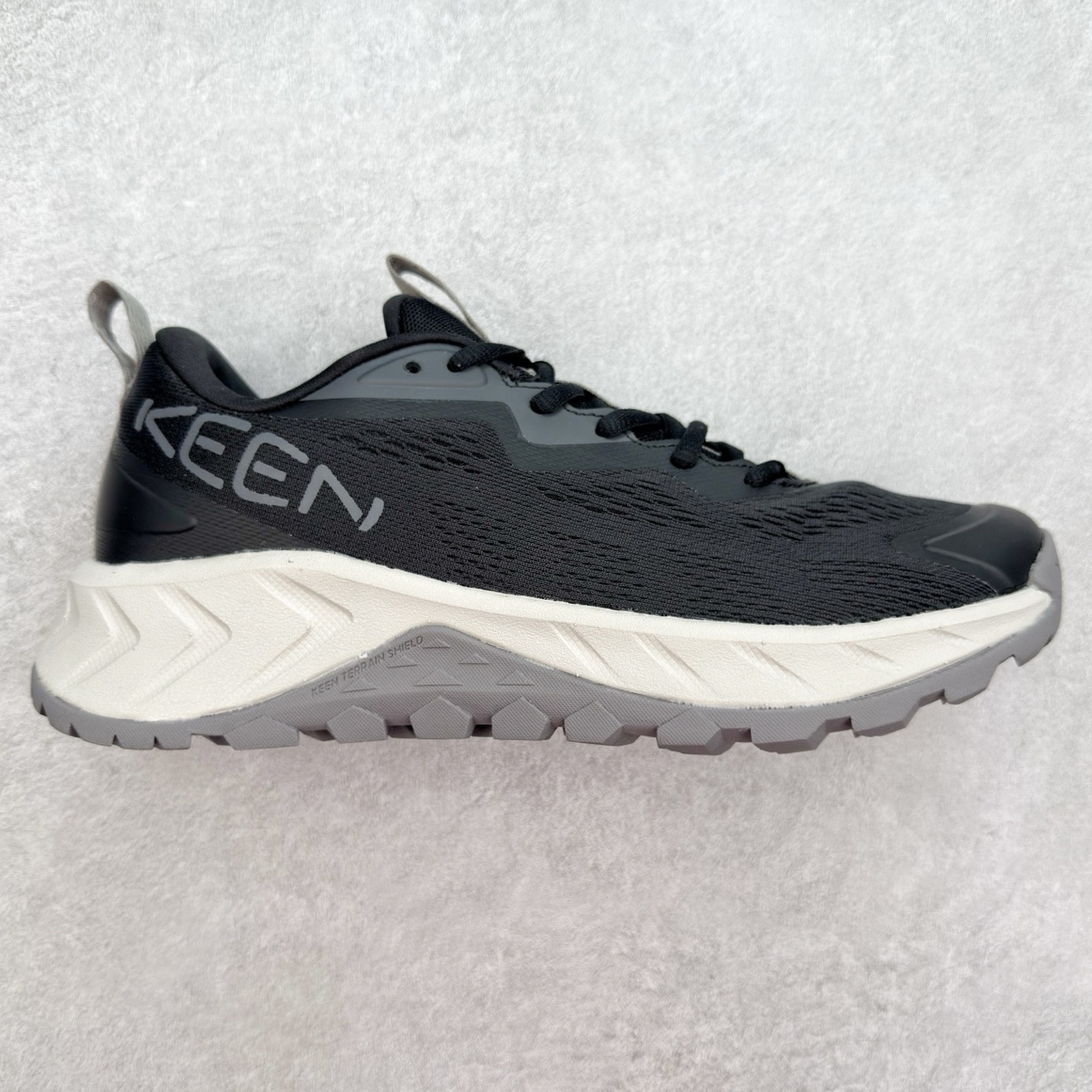 KEEN VERSACORE SPEED 科恩圆头耐磨透气低帮户外舒适登山徒步鞋 KEEN诞生于2003年的美国人气户外品牌，以一双“保护脚趾”且能涉足水域的户外凉鞋NEWPORT诞生为契机，开启原创制鞋之路。KEEN相信，天空之下即是户外，因为户外不一定是极具挑战性的独自冒险，也可以是与朋友、家人和宠物一同分享外面的世界。同时，KEEN从诞生之初便始终贯彻环保制鞋的理念，不断创造出优秀的原创奇履。脚踏实地，致力向善。我们想和世界产生更多交集为世界减少更多负担，和你趣户外、趣做自己、趣环保让地球和生活都变得更美好。尺码：36 36.5 37.5 38 38.5 39 40 40.5 41 42 42.5 43 44 44.5 45-选品中心