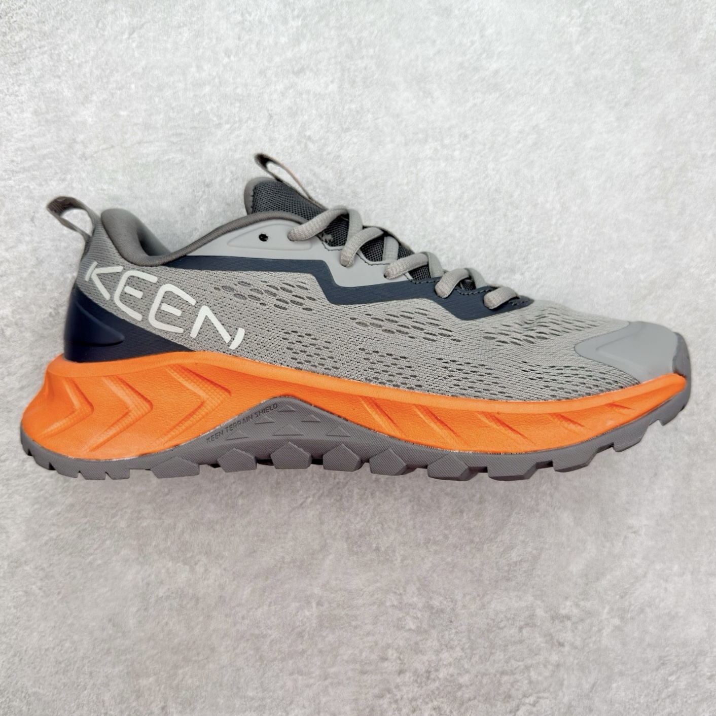 KEEN VERSACORE SPEED 科恩圆头耐磨透气低帮户外舒适登山徒步鞋 KEEN诞生于2003年的美国人气户外品牌，以一双“保护脚趾”且能涉足水域的户外凉鞋NEWPORT诞生为契机，开启原创制鞋之路。KEEN相信，天空之下即是户外，因为户外不一定是极具挑战性的独自冒险，也可以是与朋友、家人和宠物一同分享外面的世界。同时，KEEN从诞生之初便始终贯彻环保制鞋的理念，不断创造出优秀的原创奇履。脚踏实地，致力向善。我们想和世界产生更多交集为世界减少更多负担，和你趣户外、趣做自己、趣环保让地球和生活都变得更美好。尺码：36 36.5 37.5 38 38.5 39 40 40.5 41 42 42.5 43 44 44.5 45-选品中心
