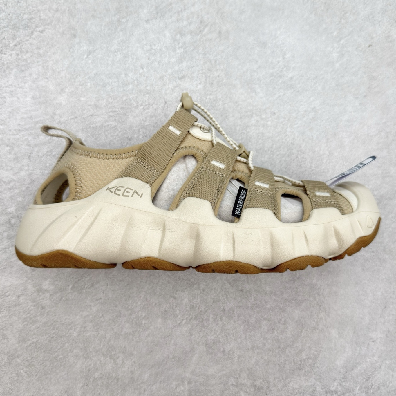 KEEN Hyperport H2 科恩防滑耐磨低帮户外功能鞋溯溪鞋凉鞋 KEEN诞生于2003年的美国人气户外品牌，以一双“保护脚趾”且能涉足水域的户外凉鞋NEWPORT诞生为契机，开启原创制鞋之路。KEEN相信，天空之下即是户外，因为户外不一定是极具挑战性的独自冒险，也可以是与朋友、家人和宠物一同分享外面的世界。同时，KEEN从诞生之初便始终贯彻环保制鞋的理念，不断创造出优秀的原创奇履。脚踏实地，致力向善。我们想和世界产生更多交集为世界减少更多负担，和你趣户外、趣做自己、趣环保让地球和生活都变得更美好。尺码：36 36.5 37.5 38 38.5 39 40 40.5 41 42 42.5 43 44 44.5 45-选品中心